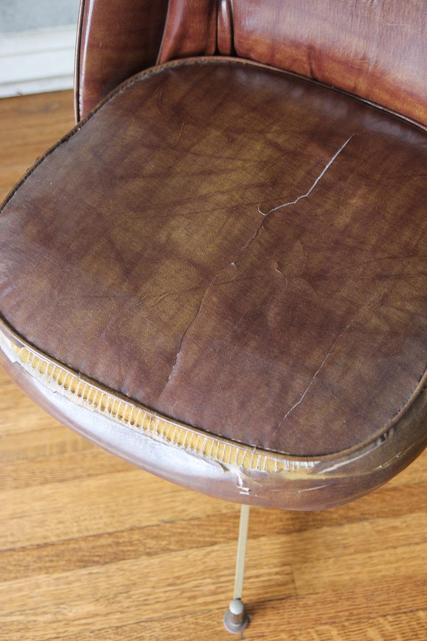 20ième siècle Chaise de bureau pivotante en simili-cuir I Douglas des années 1960 en vente