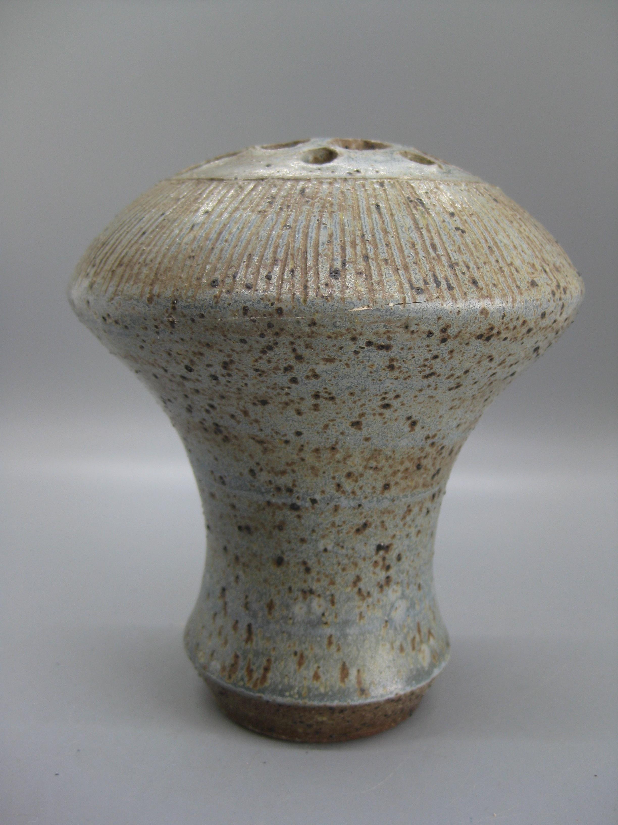 Ed Cromley California Studio Art Pottery Sgraffito Organic Weed Vase Vessel In Good Condition In San Diego, CA