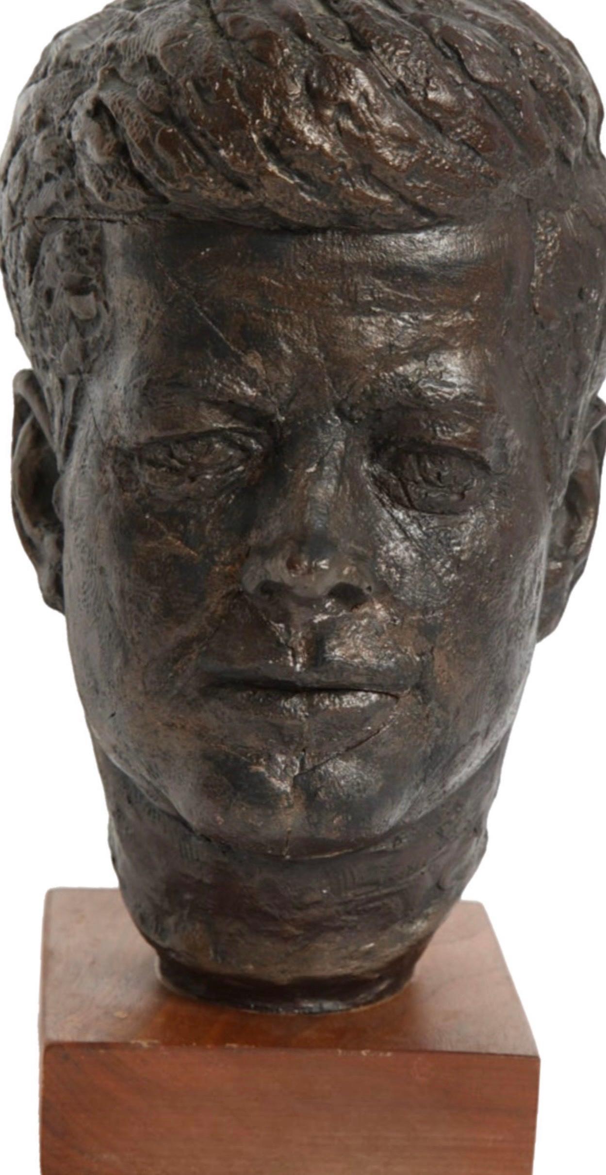 Americano 60s Edward Schillaci Mid Century Modern Historic Art JFK Bust Sculpture in vendita