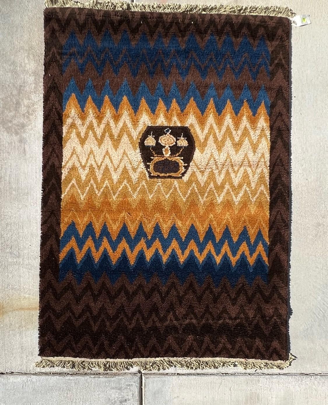 Da una collezione pazzesca che è stata conservata per decenni!
Tappeti vintage anni '60/'70 tutti nuovi e non usati!

Tappeto Ege Rya Deluxe Blu Giallo Marrone

Creatore: Ege Berber

100% Autentico!!!



Condit: Nuovo senza etichette, condizioni
