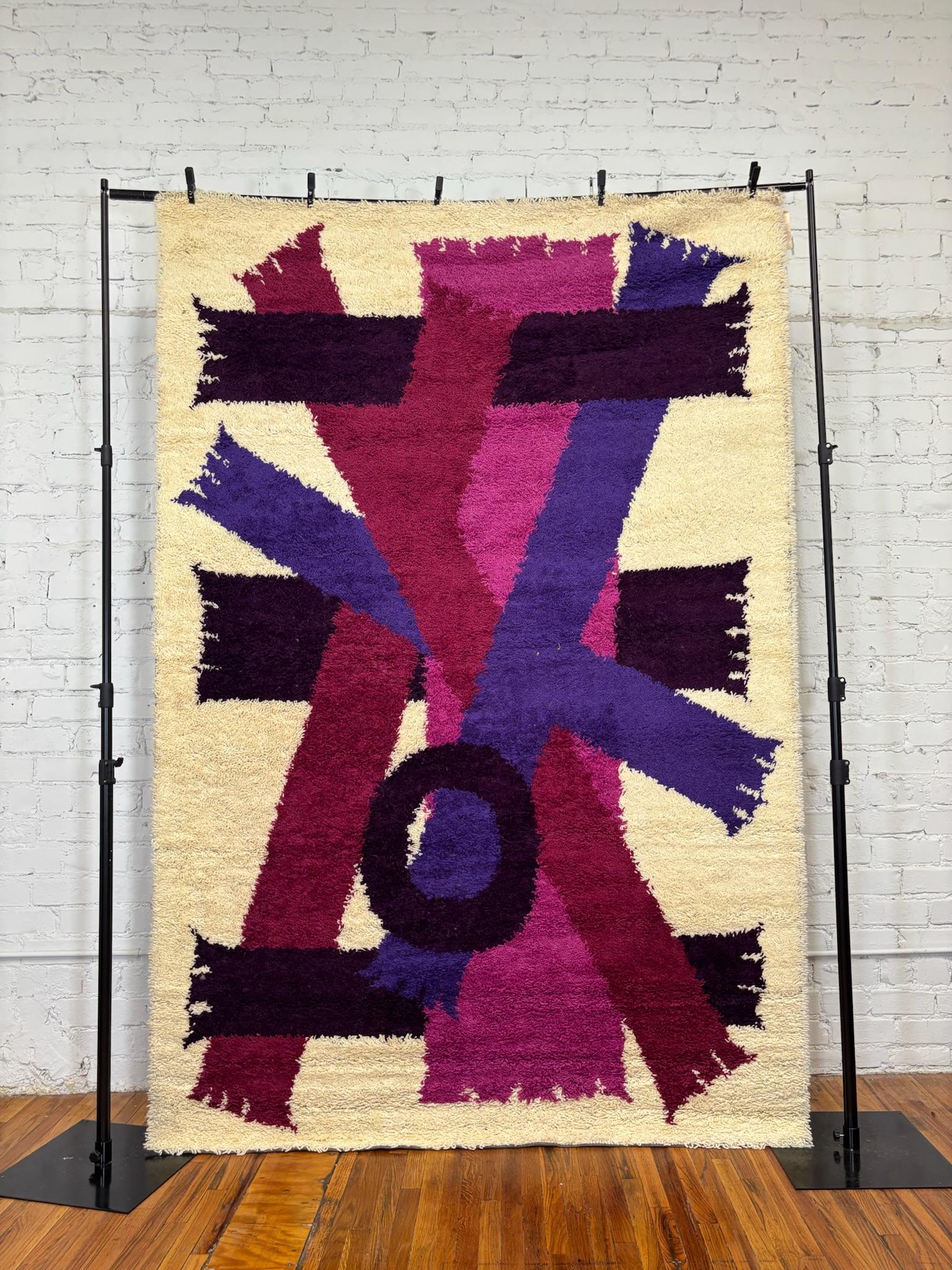Aus einer verrückten Sammlung, die jahrzehntelang aufbewahrt wurde!
Alle neuen UNGEBRAUCHTEN Vintage-Teppiche der 60er/70er Jahre!

 EGE RYA VANGUARD Geometrische lila Schals Rya Rug

Schöpfer: Ege Rya
100% authentisch!!!



Zustand: Neu mit