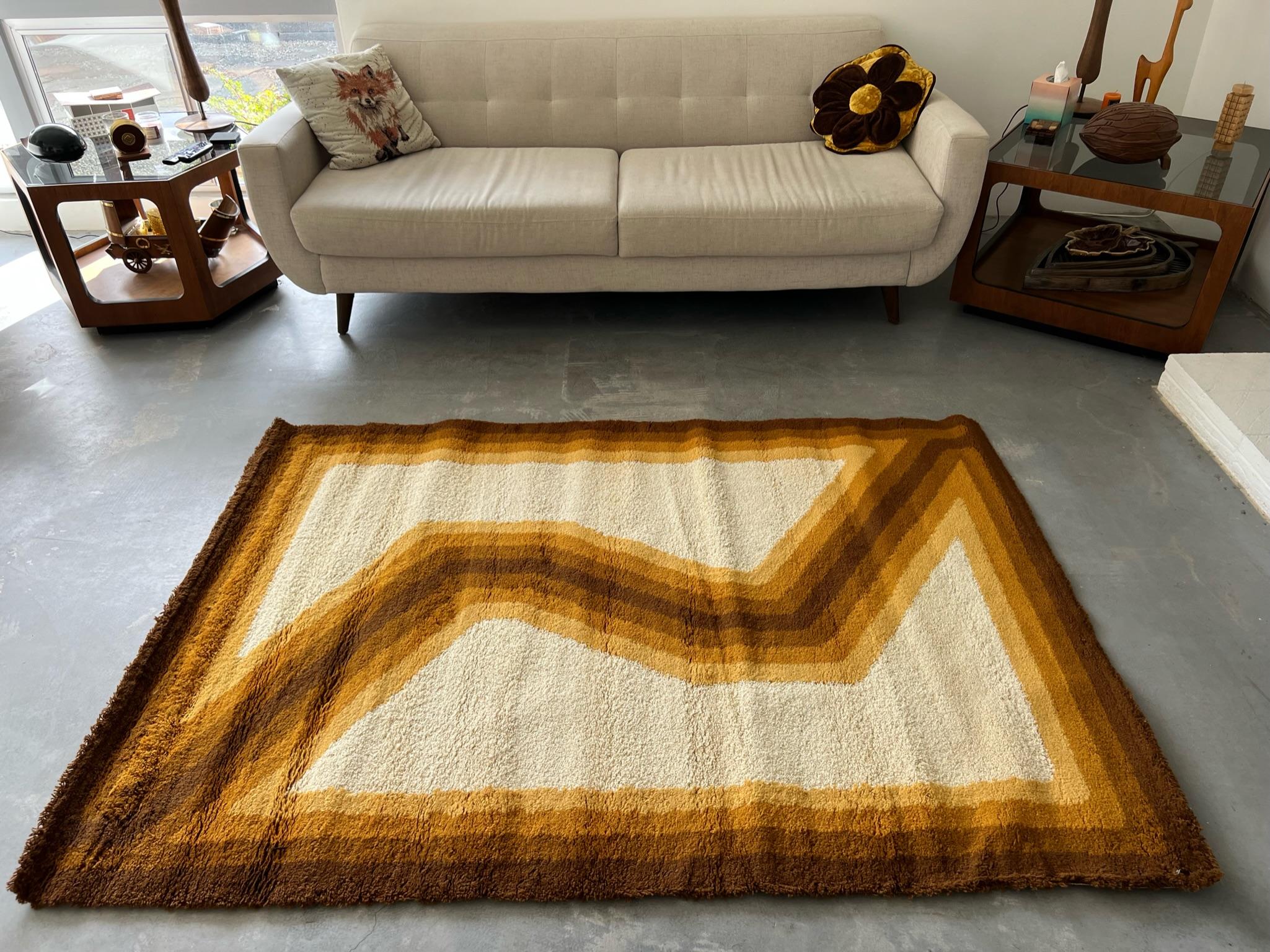 Da una collezione pazzesca che è stata conservata per decenni!
Tappeti vintage anni '60/'70 tutti nuovi e non usati!

Tappeto WILTON Zigzag Wave Beige Browns Yellow Rya

Creatore: Hojer Eksport Wilton

100% Autentico!!!



Condit: Nuovo senza