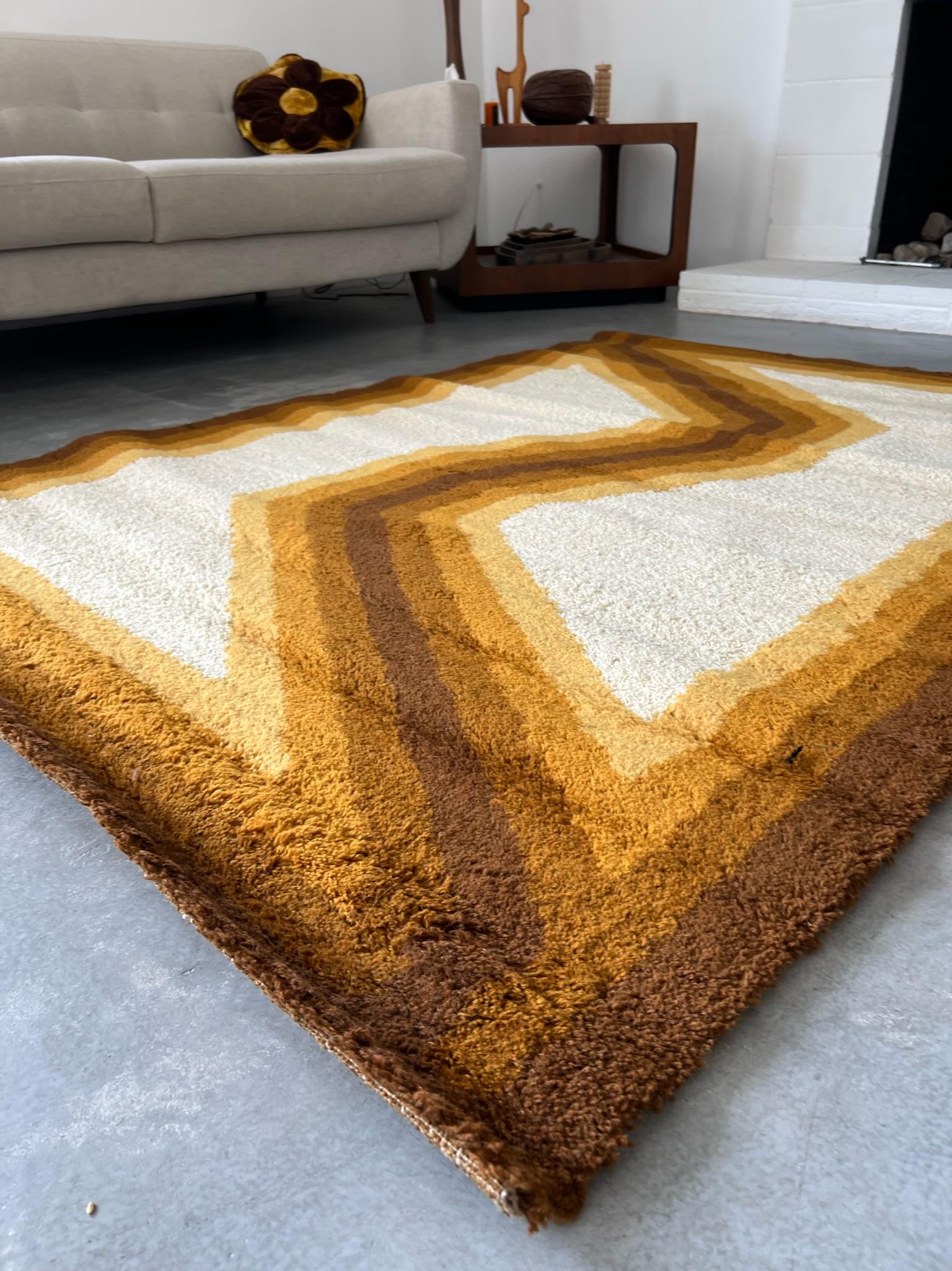 Metà XX secolo 60s EKSPORT WILTON Zigzag Wave OpArt INUTILIZZATO Tappeto danese metà secolo Verner Panton in vendita