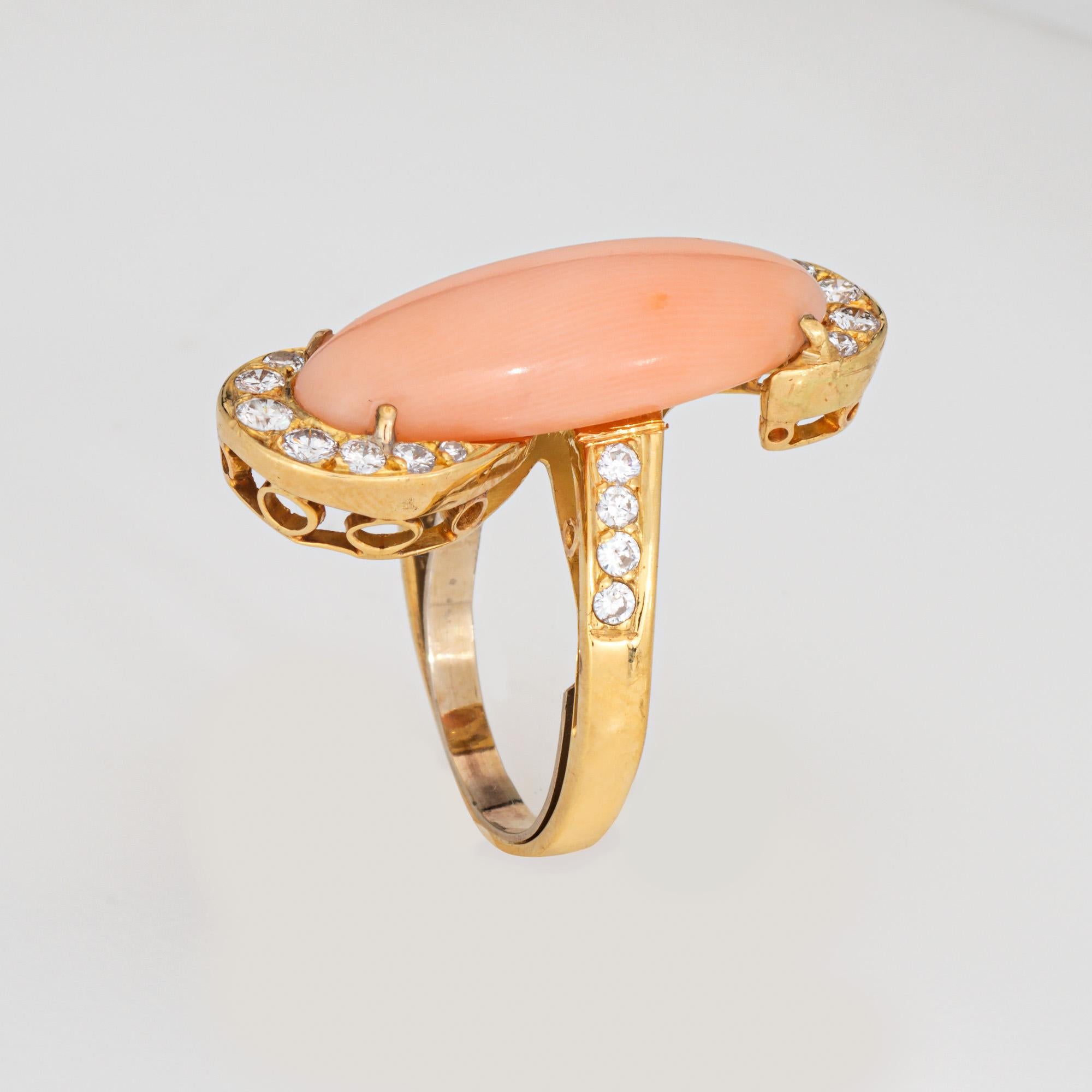 Stilvoller Cocktailring aus 18 Karat Gelbgold mit Engelshaut und Diamanten (ca. 1960er Jahre). 

Der Korallencabochon misst 24 mm x 8,5 mm. Die Diamanten haben insgesamt schätzungsweise 0,72 Karat (geschätzte Farbe H-I und Reinheit VS2-SI1).  

Die