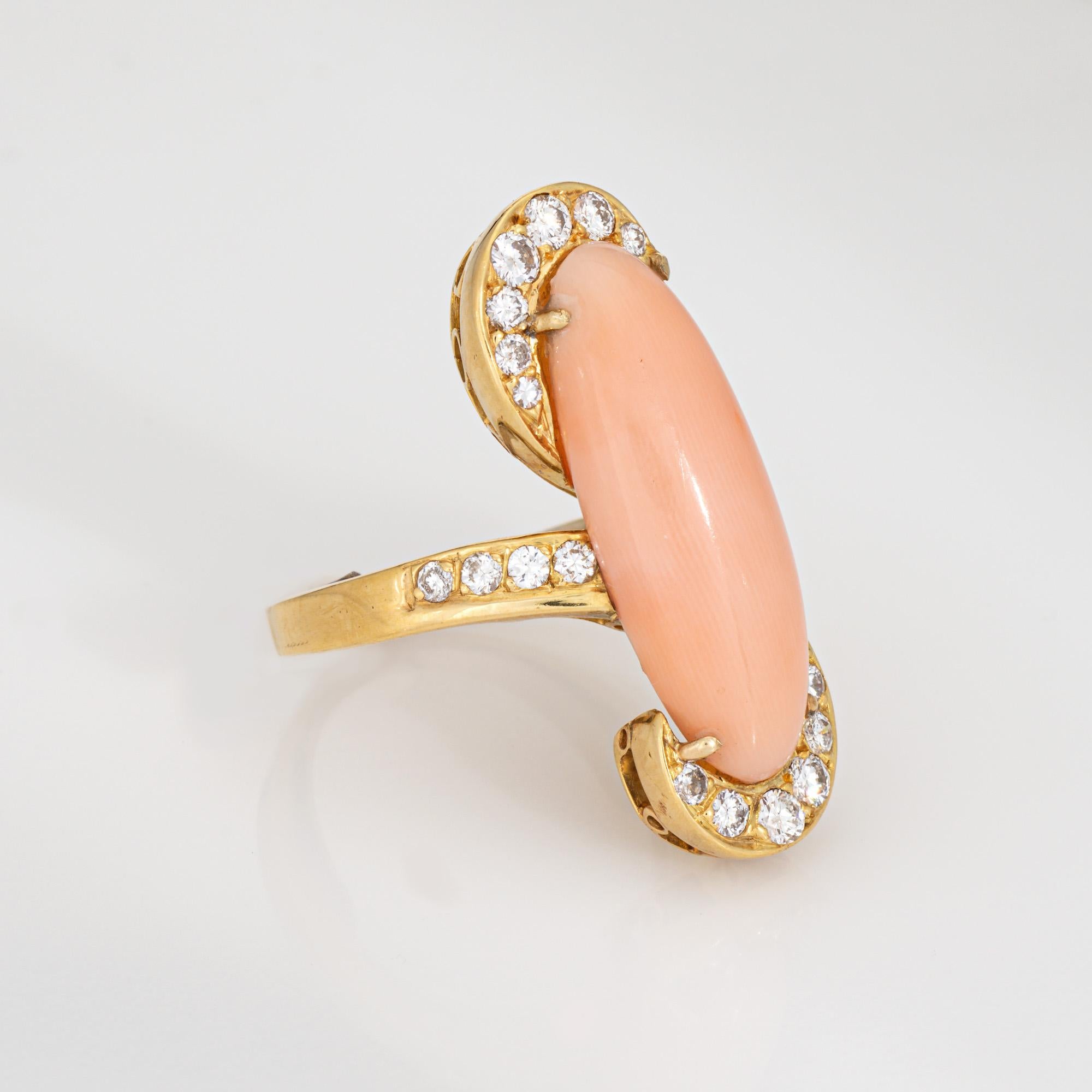 60er Jahre länglicher Engelshaut Koralle Diamant-Ring Vintage 18k Gold Cocktail-Schmuck (Moderne) im Angebot