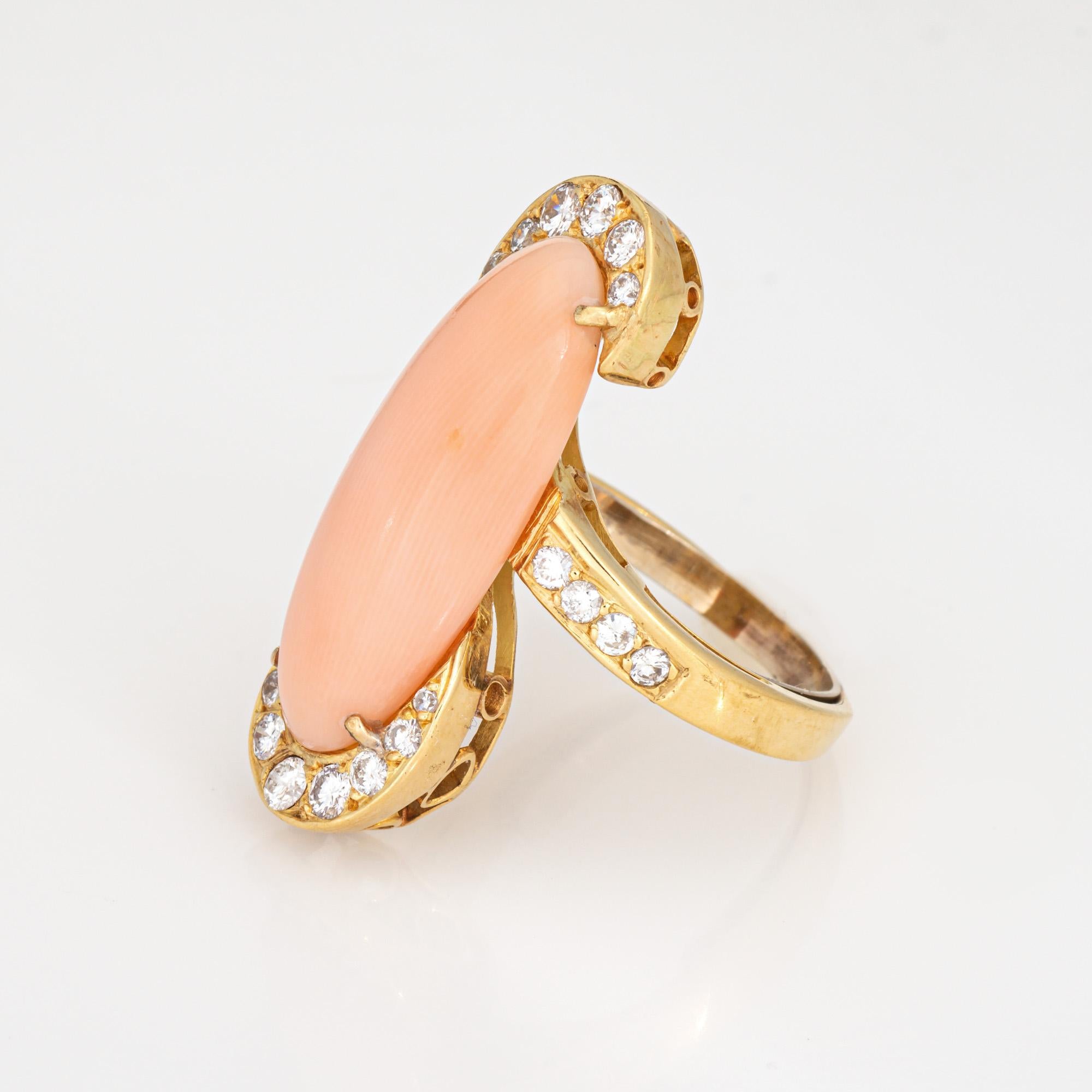 60er Jahre länglicher Engelshaut Koralle Diamant-Ring Vintage 18k Gold Cocktail-Schmuck (Cabochon) im Angebot