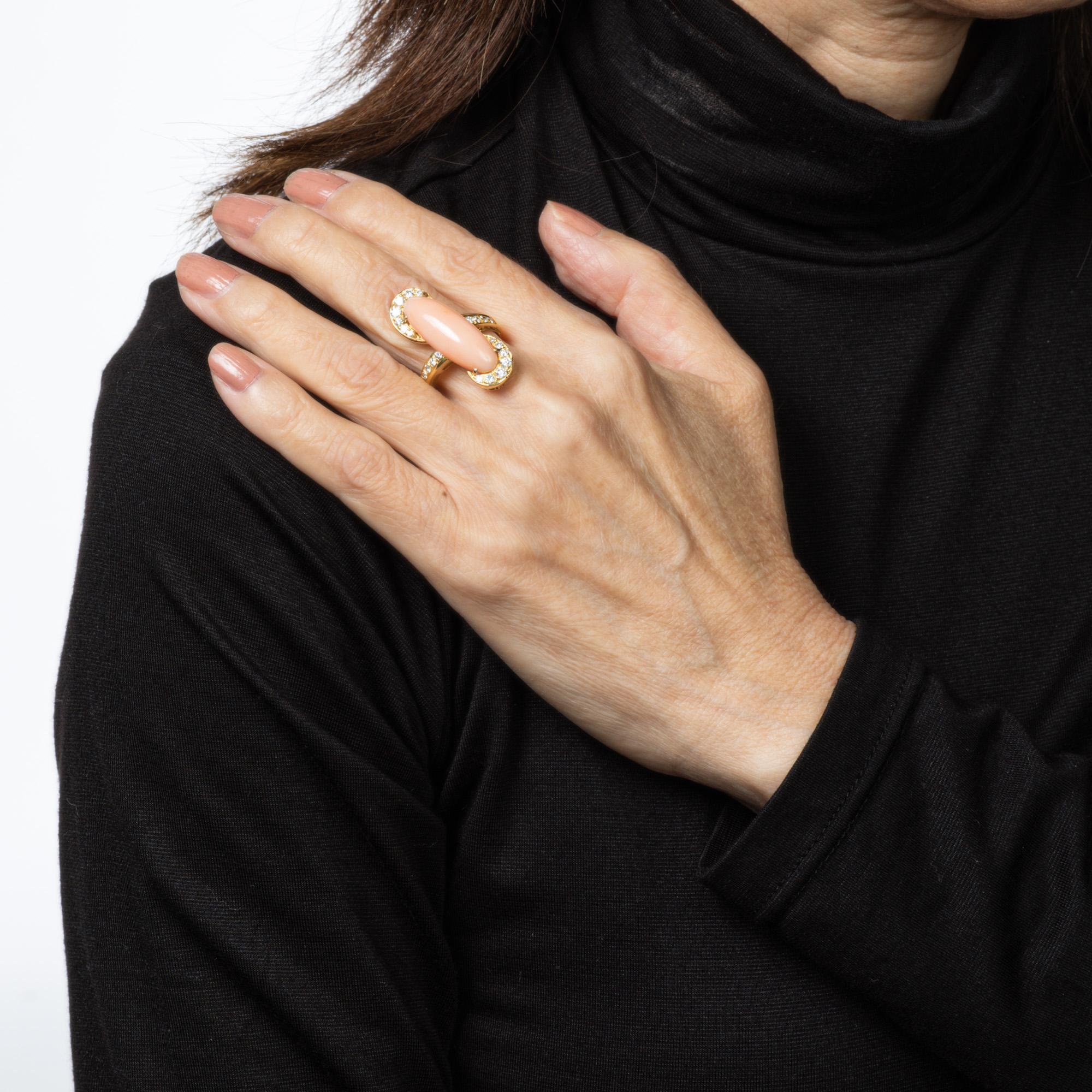 60er Jahre länglicher Engelshaut Koralle Diamant-Ring Vintage 18k Gold Cocktail-Schmuck Damen im Angebot