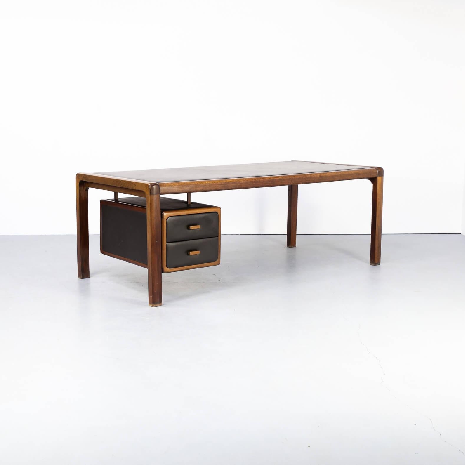 1960s Executive Writing Desk with Leather Inlay In Good Condition For Sale In Amstelveen, Noord