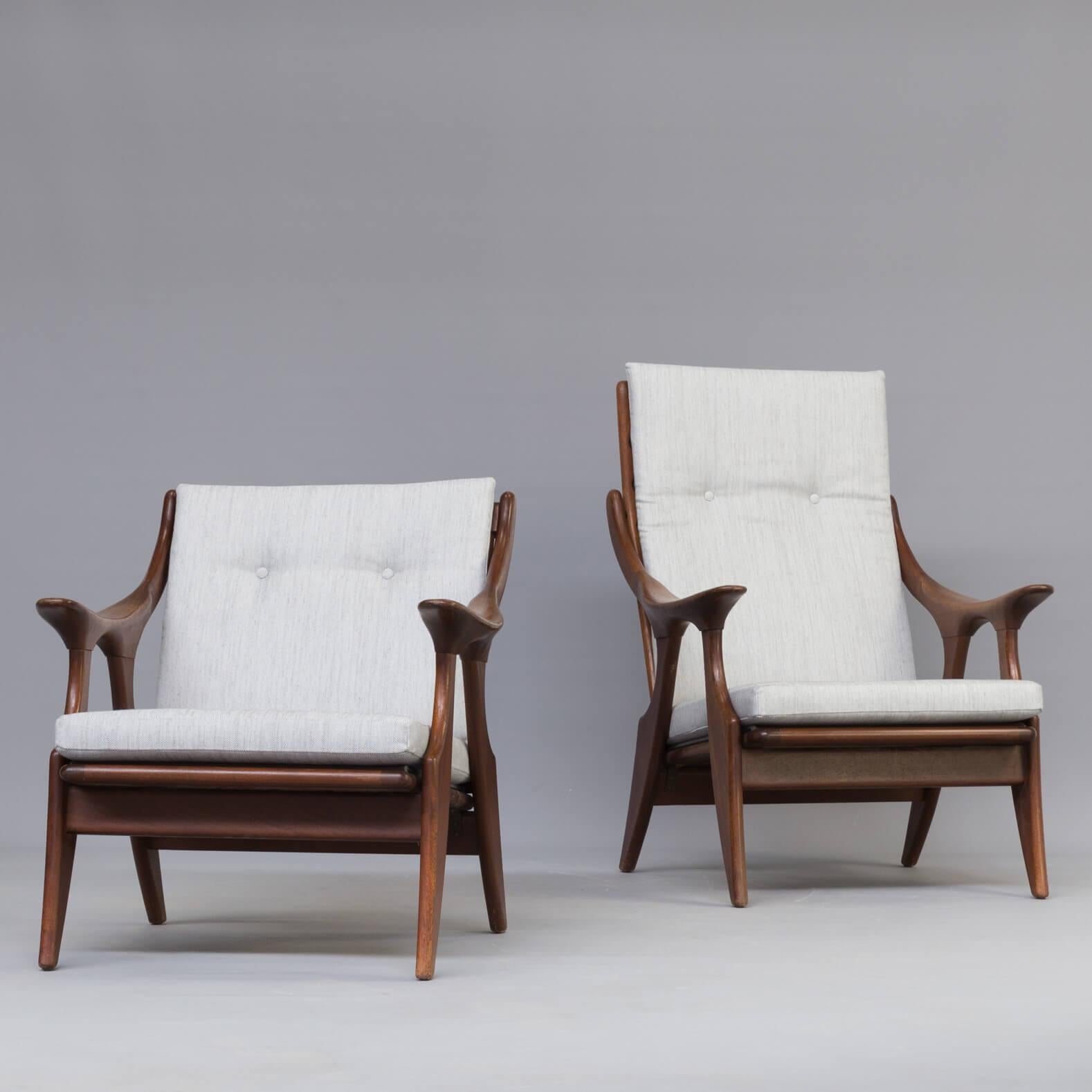 This teak ‘the Knot’ model armchairs were made by De Ster Gelderland in the 1960s. The teak frames have an organic design with a detail shaped like a knot. It is new upholstered in a soft grey beautiful and high quality fabric, fully upholstered in