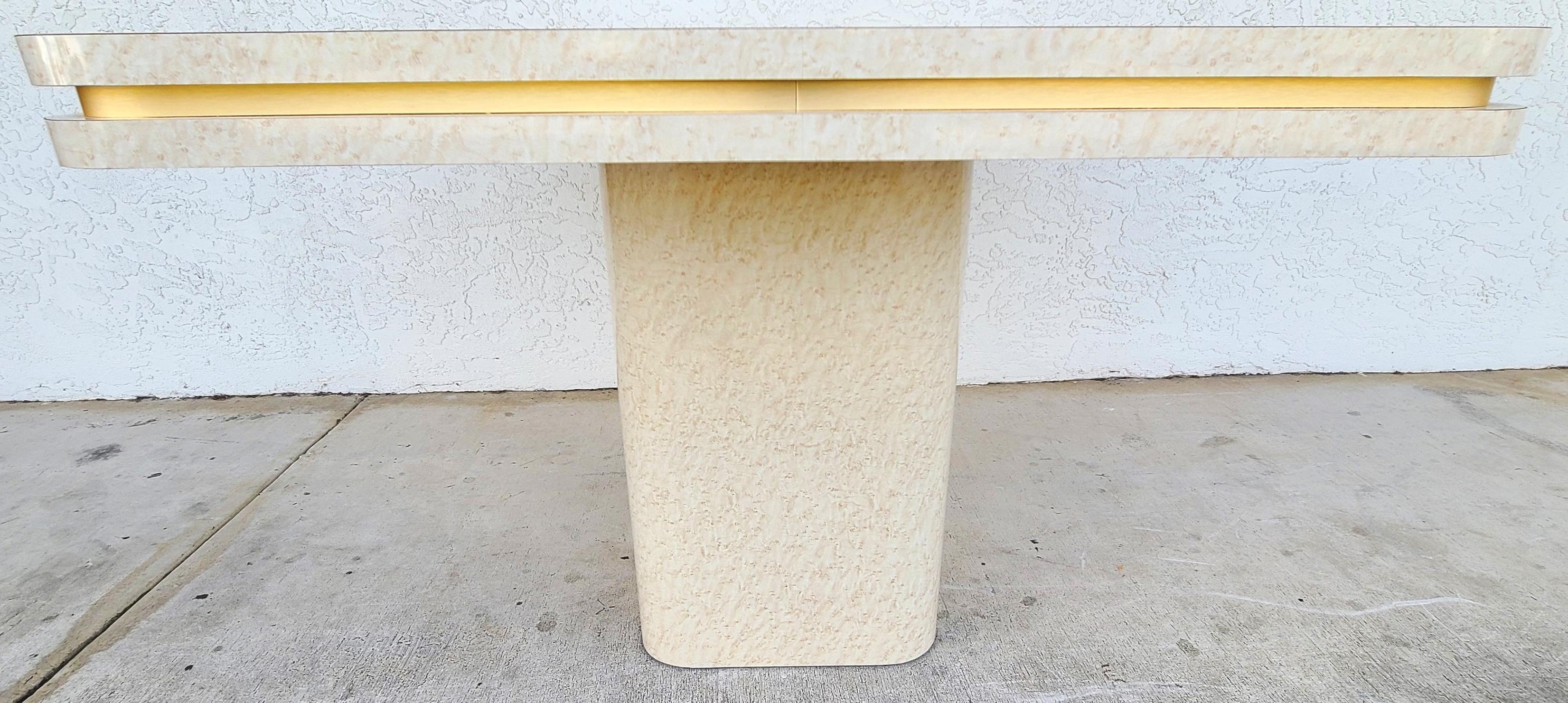 Offrant l'un de nos récents Palm Beach Estate Fine Furniture Acquisitions d'un 1960's Mid Century Modern Formica piédestal Dining Game Table avec encastré or Trim autour des bords latéraux.

Nous en avions deux au moment de la mise en vente. L'un