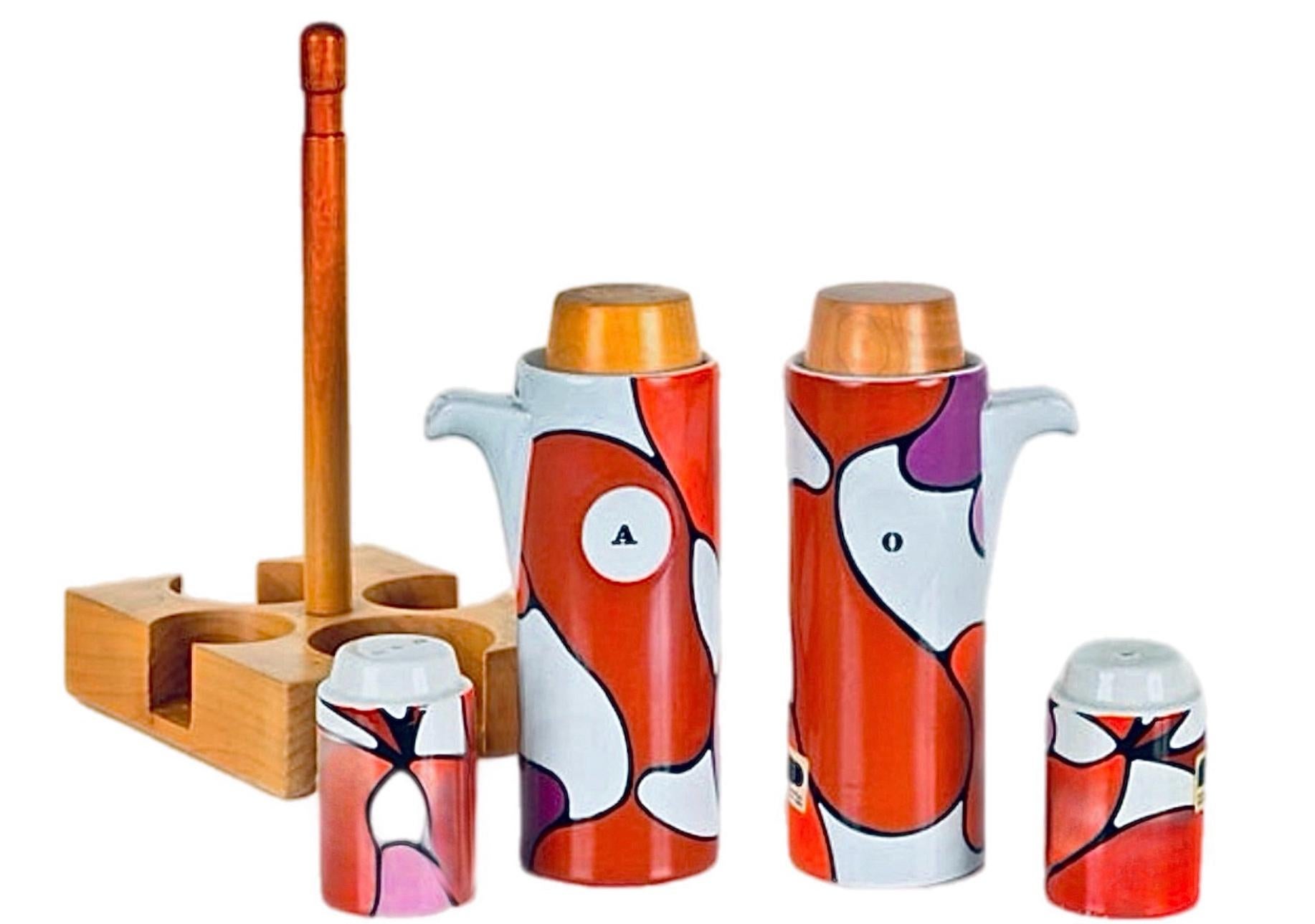 Rare Franco Pozzi Öl, Essig, Salz und Pfeffer, Psychedelic Mod 5 Stück, Spaß und skurrilen Designer-Set in Honig farbigen Holzhalter 

Originaletiketten sind angebracht. Keine Chips oder Probleme 
Hübsches fröhliches Tafelaufsatz-Serviergerät