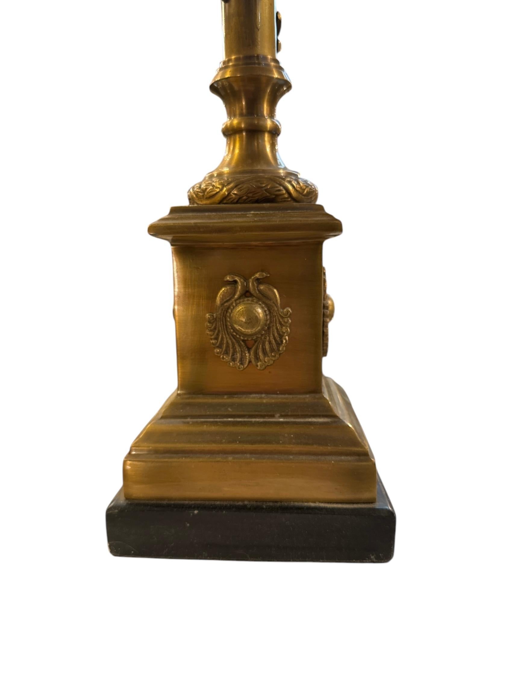 Français Lampe de table en laiton néoclassique française des années 60 en vente