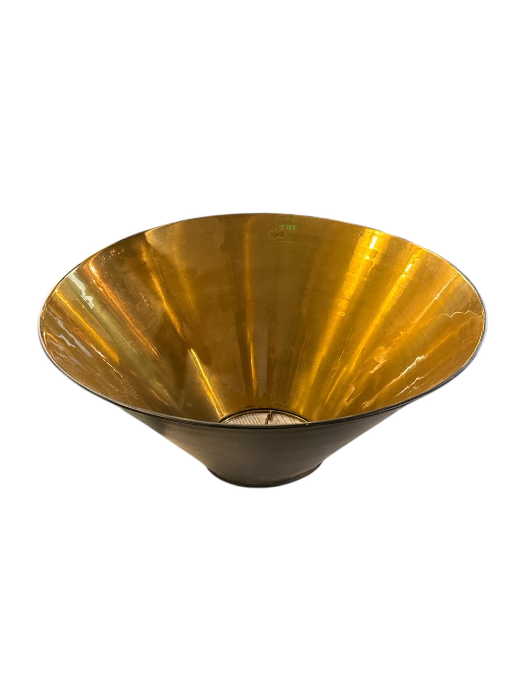 20ième siècle Lampe de table en laiton néoclassique française des années 60 en vente