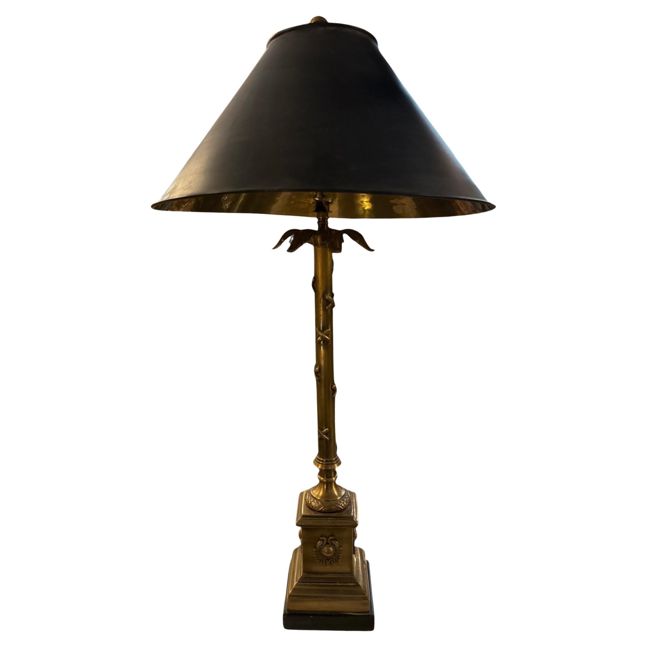 Lampe de table en laiton néoclassique française des années 60 en vente