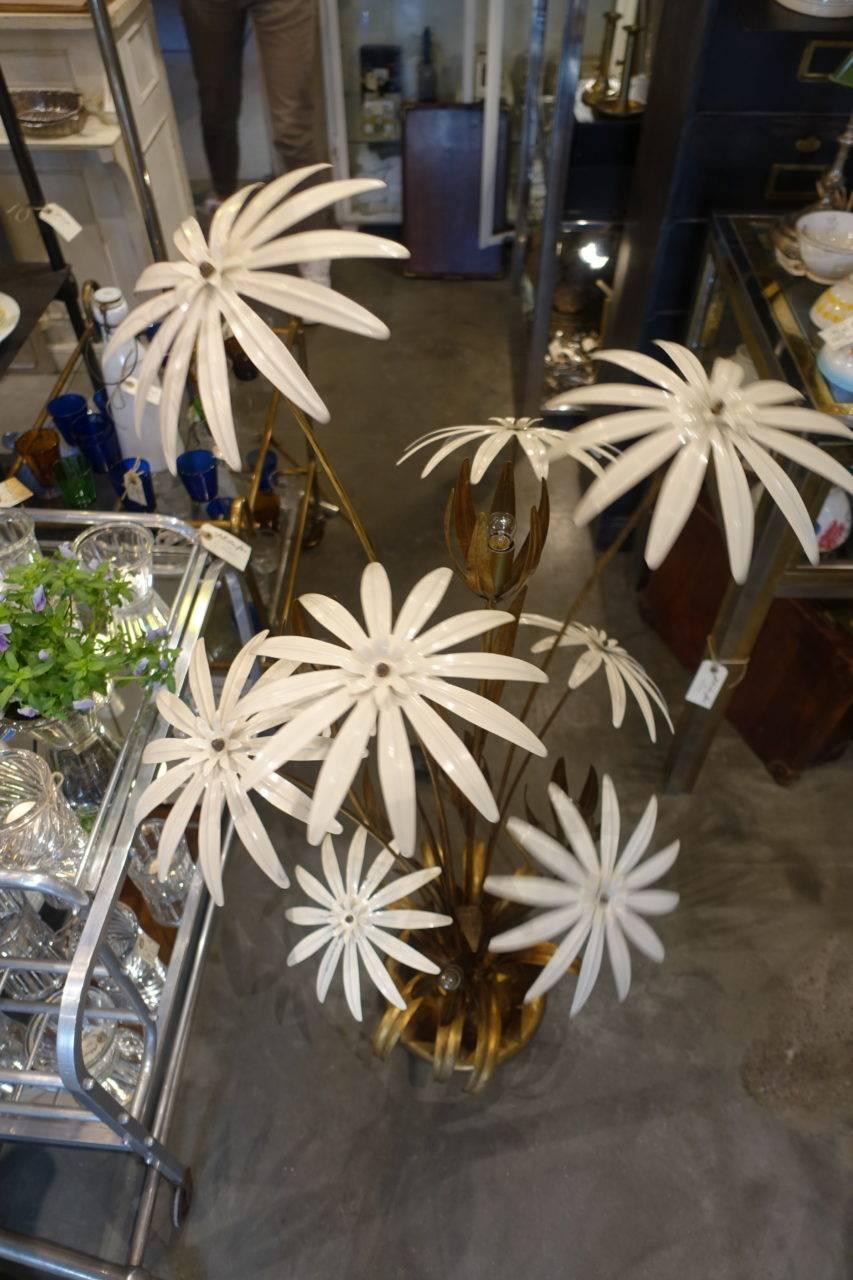 Fabulous and stylish palm floor light, straight out of the 1970’s, designed by Hans Kögl. Lovely gold gilt metal leaves and cream coloured flowers, and 5 light sources. Note the gorgeous base.

  