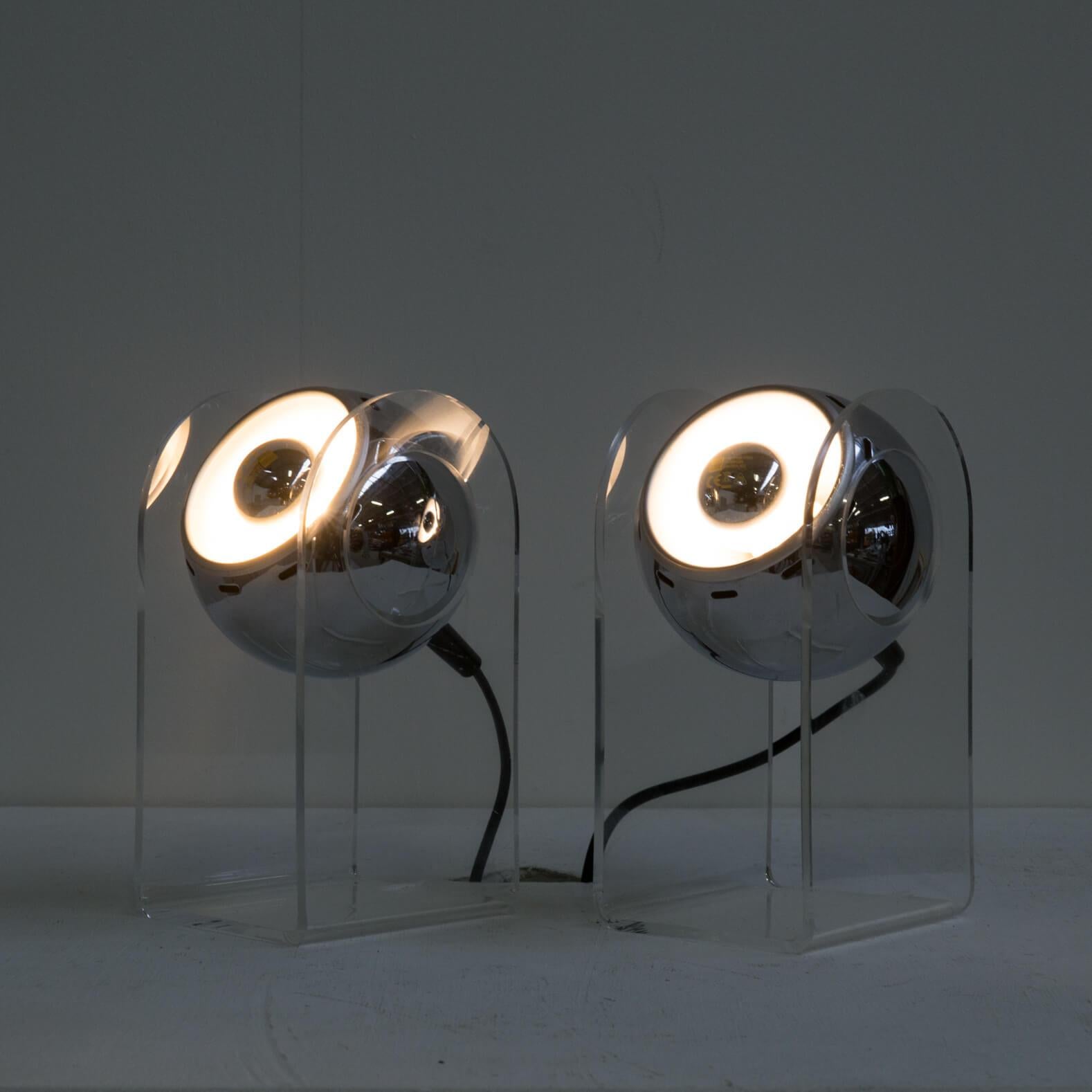 This table lamp is a further development of the Arteluce 540 model table lamp designed in the 1960s, though re-designed and adjusted to a touch model bij Insta Sensorette, in Italy in the 70s.
This set of two carried by perspex are to be switched on