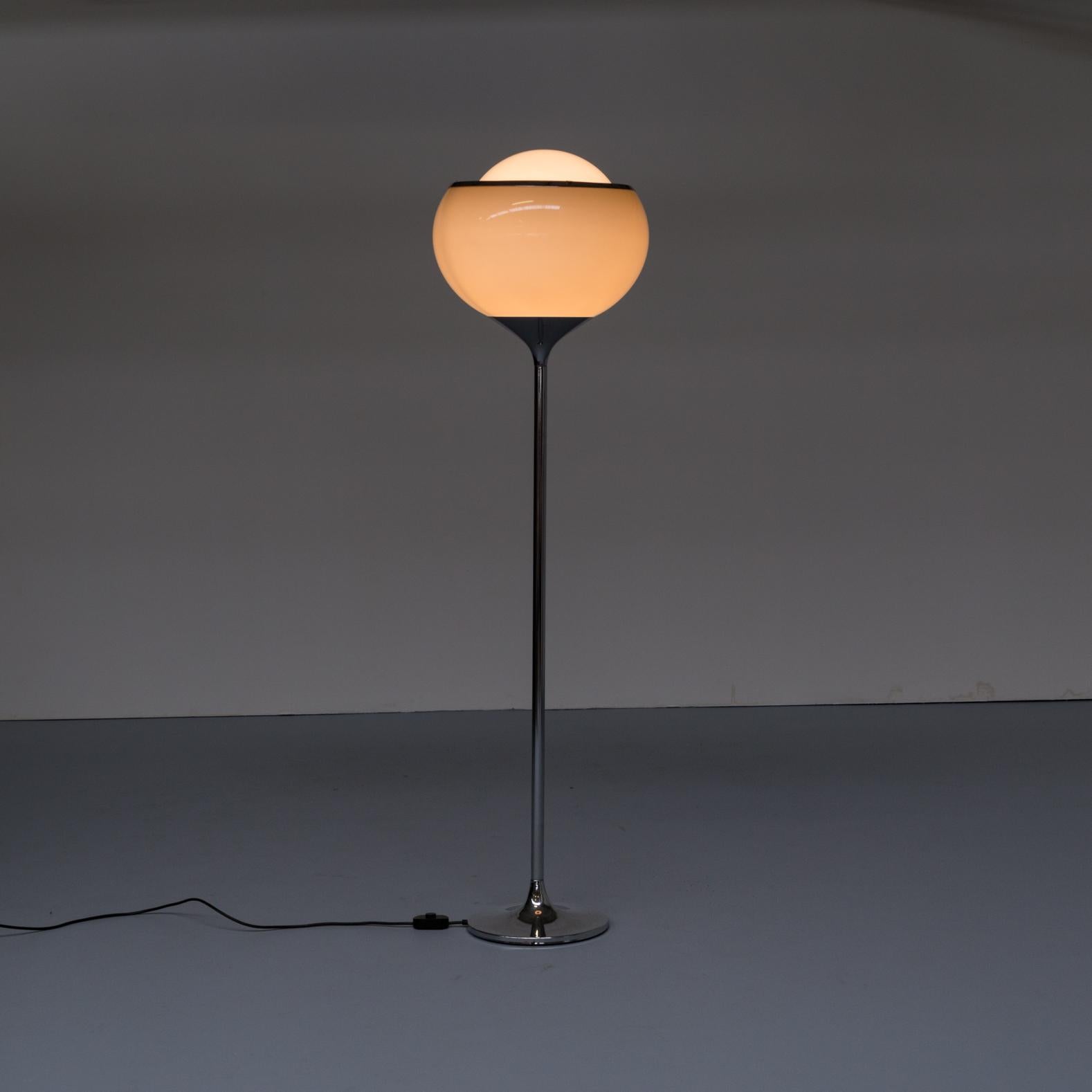 1960s Harvey Guzzini ‘bud grande’ floor lamp for Meblo Italy. The floor lamp consists of chrome and perspex and attracts with its simple design. Because of the round form of the hood this lamp is called the ‘Bud Grande’. Good and working condition,