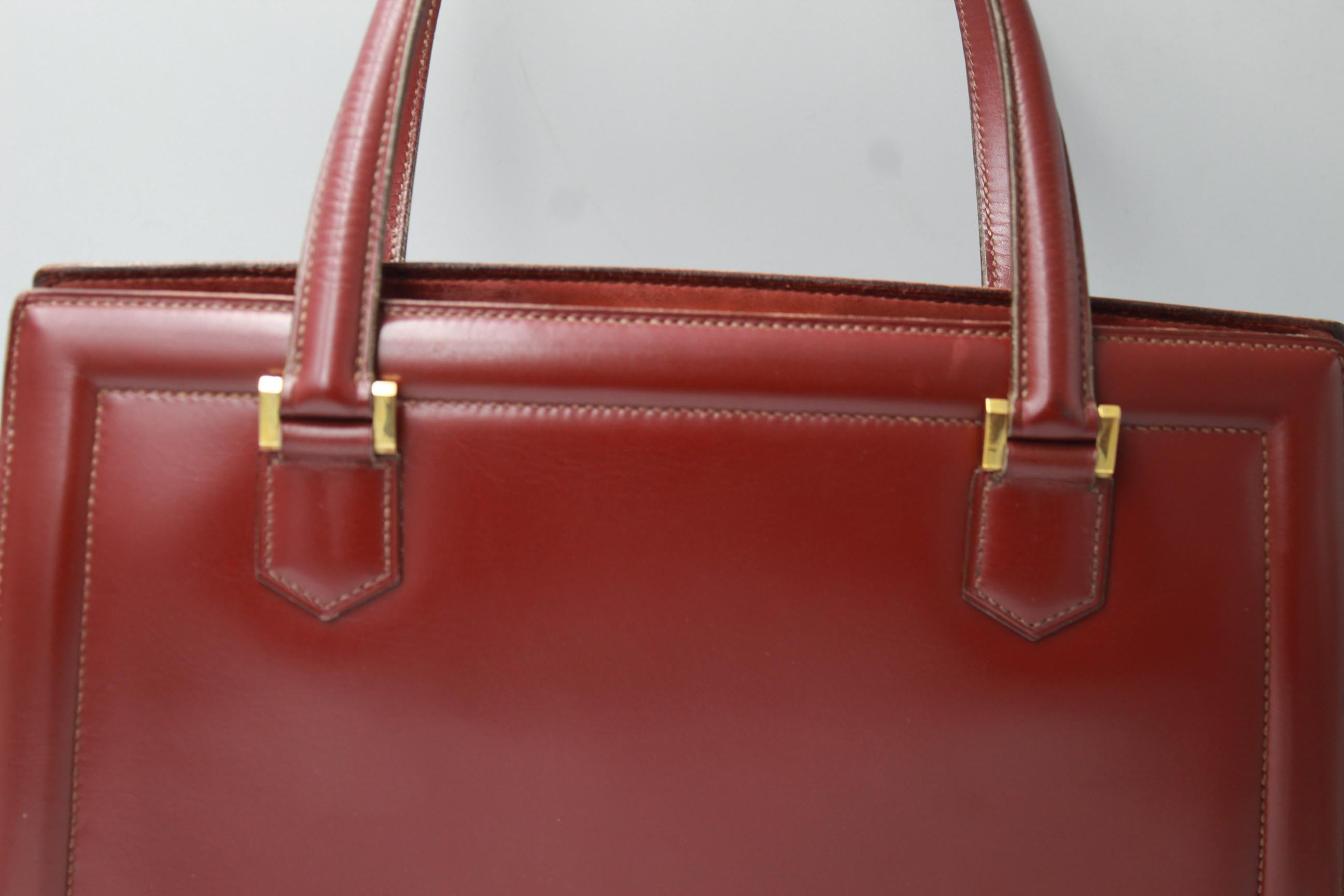 For sale a Vintage 60's Hermes Pullman in Burgundy Box leather.

Really good vintage condition, no cracking in the leather, corner really good condition. Just some light discoloration from use in a inner part (not visible when bag closed)
Sold with