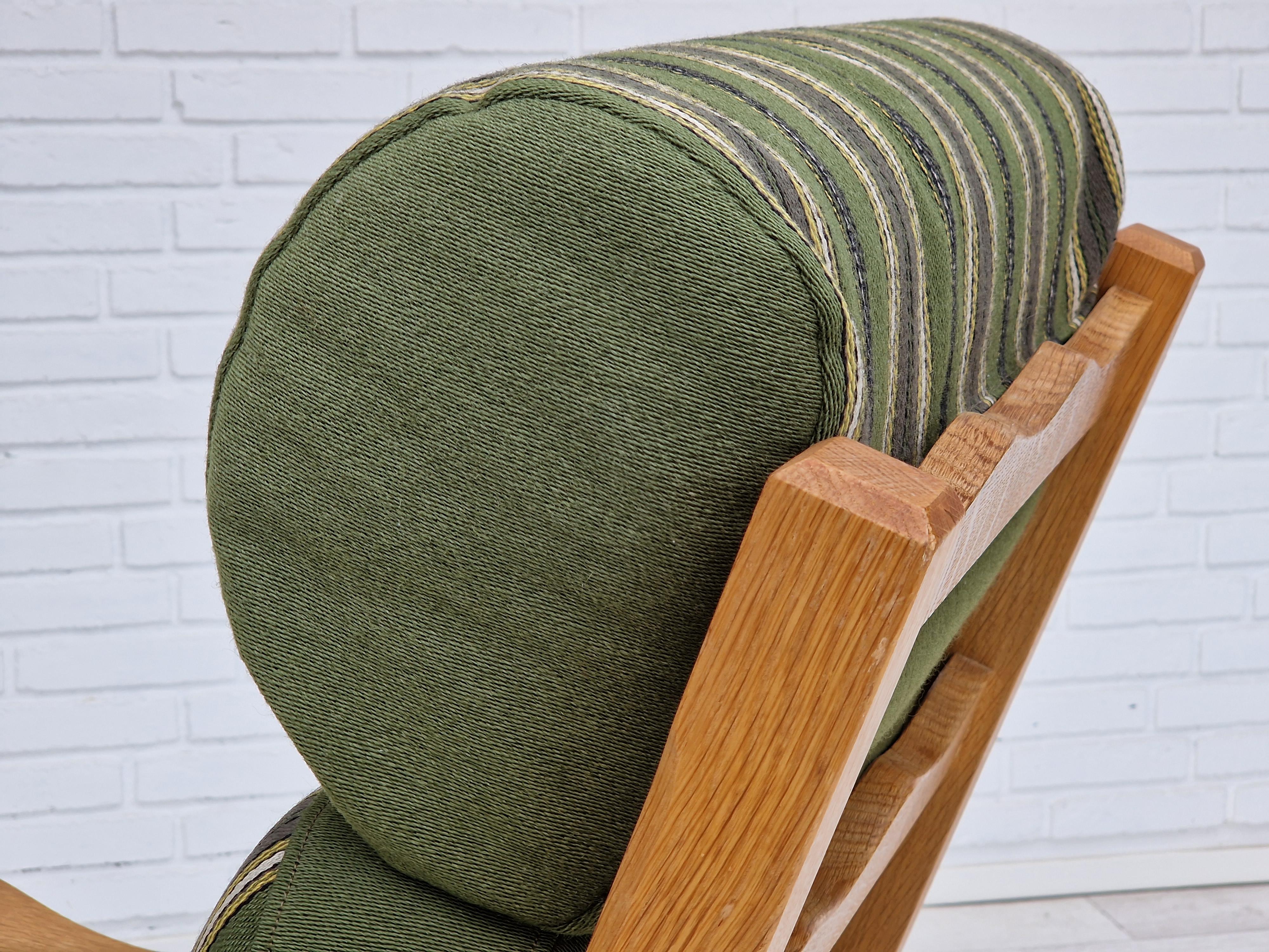 Design danois original dans le style Henning Kjærnulf, vers les années 1960, fauteuil à dossier haut, bois de chêne, laine d'ameublement, très bon état d'origine, pas de taches, pas d'odeurs. Chaise vérifiée par un tapissier professionnel, artisan.