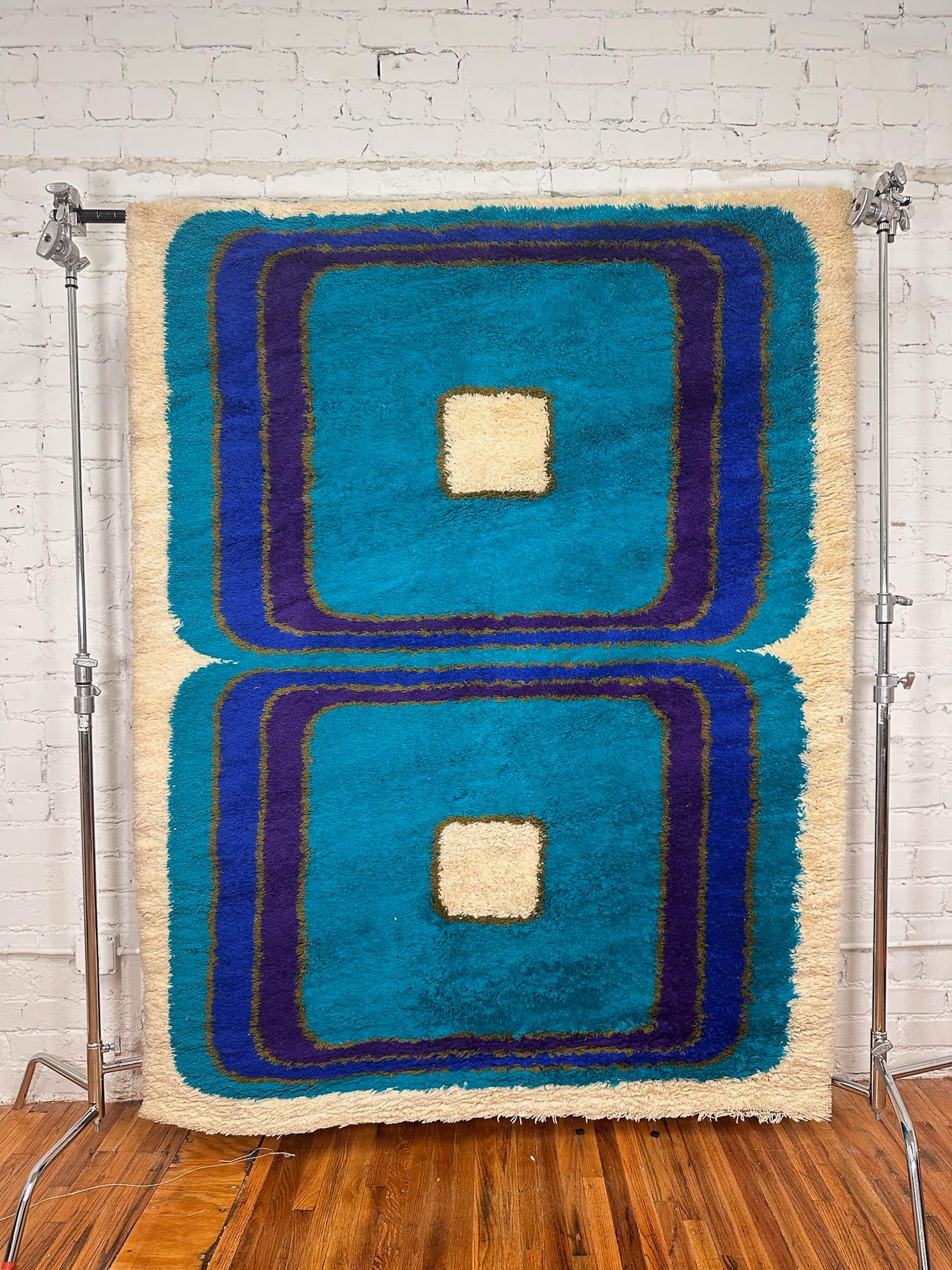 Da una collezione pazzesca che è stata conservata per decenni!
Tappeti vintage anni '60/'70 tutti nuovi e non usati!

Tappeto WILTON 2 Square Blue Purple Rya

Creatore: Hojer Eksport Wilton

100% Autentico!!!



Condizioni: Nuovo con etichetta,