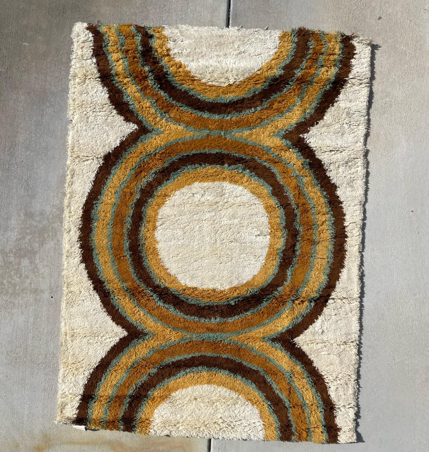 Provenant d'une collection folle qui a été conservée pendant des décennies !
Tous les nouveaux tapis vintage des années 60/70 UNUSED !

Tapis Rya WILTON Jaune Marron Vert Deux Moitiés Cercles

Créateur : Hojer Eksport Wilton

100% Authentique !