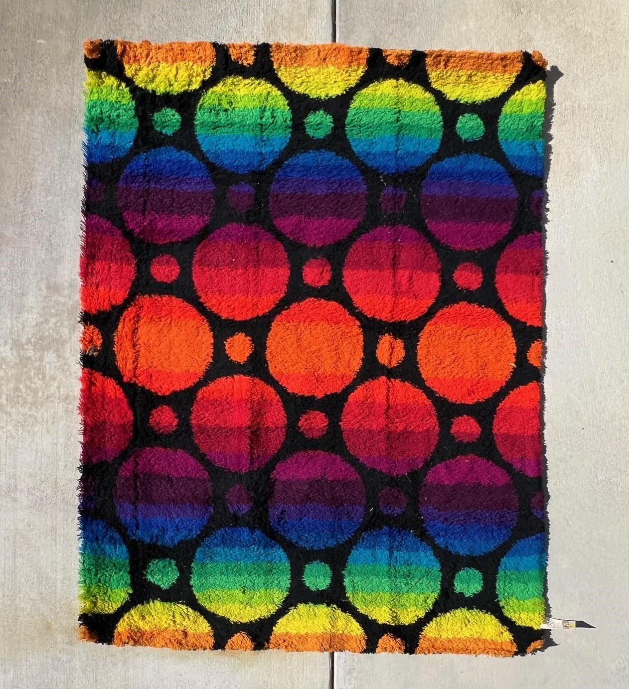 Aus einer verrückten Sammlung, die jahrzehntelang aufbewahrt wurde!
Alle neuen UNGEBRAUCHTEN Vintage-Teppiche der 60er/70er Jahre!

WILTON LGBT Kreise Dänischer Rya-Teppich

Schöpfer: Hojer Eksport Wilton

100% authentisch!!!



Zustand: Neu mit