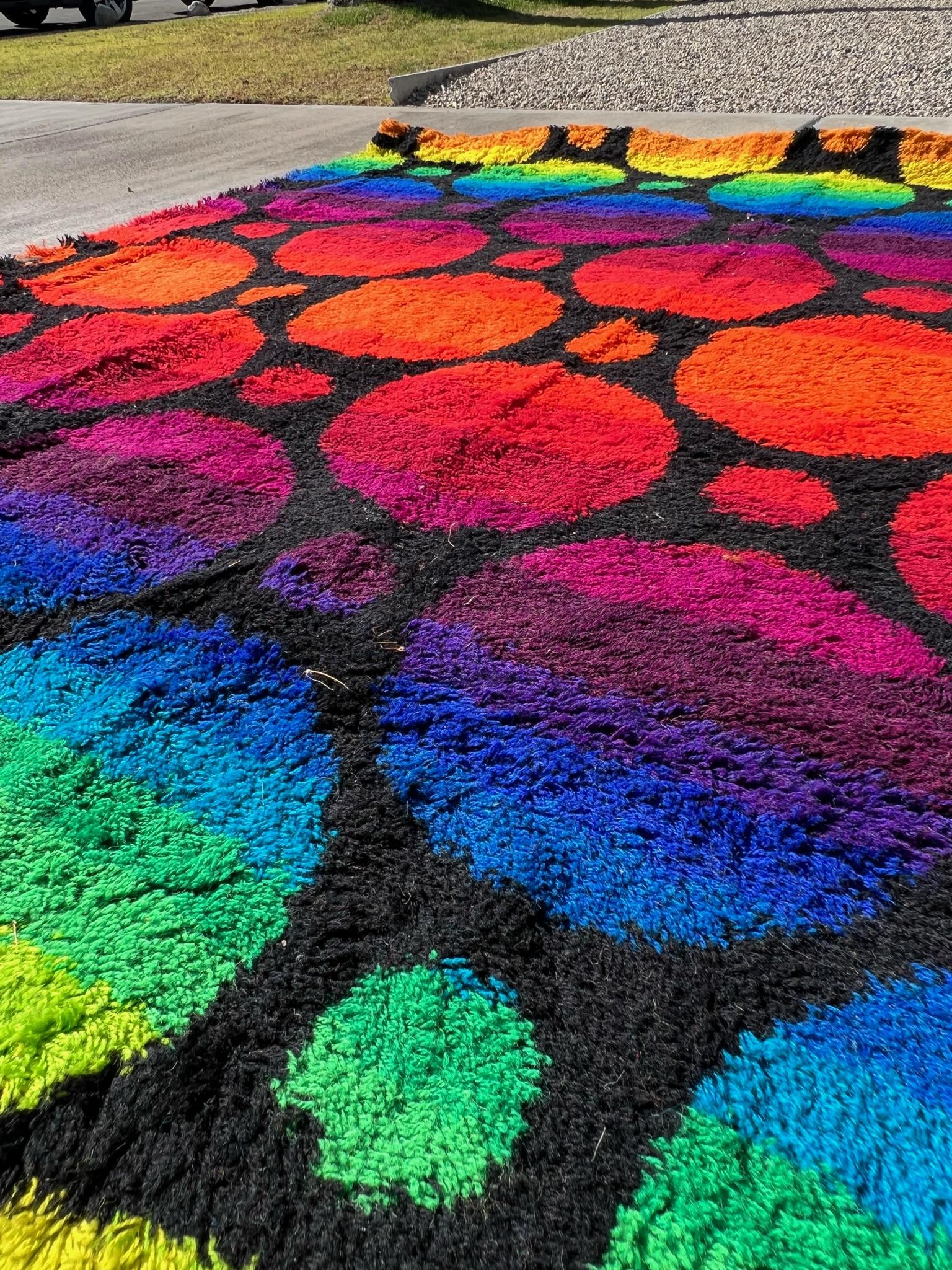 60's HOJER EKSPORT WILTON Mid Century Modern UNUSED LGBT Circles Danish Rya rug im Zustand „Hervorragend“ im Angebot in Los Angeles, CA