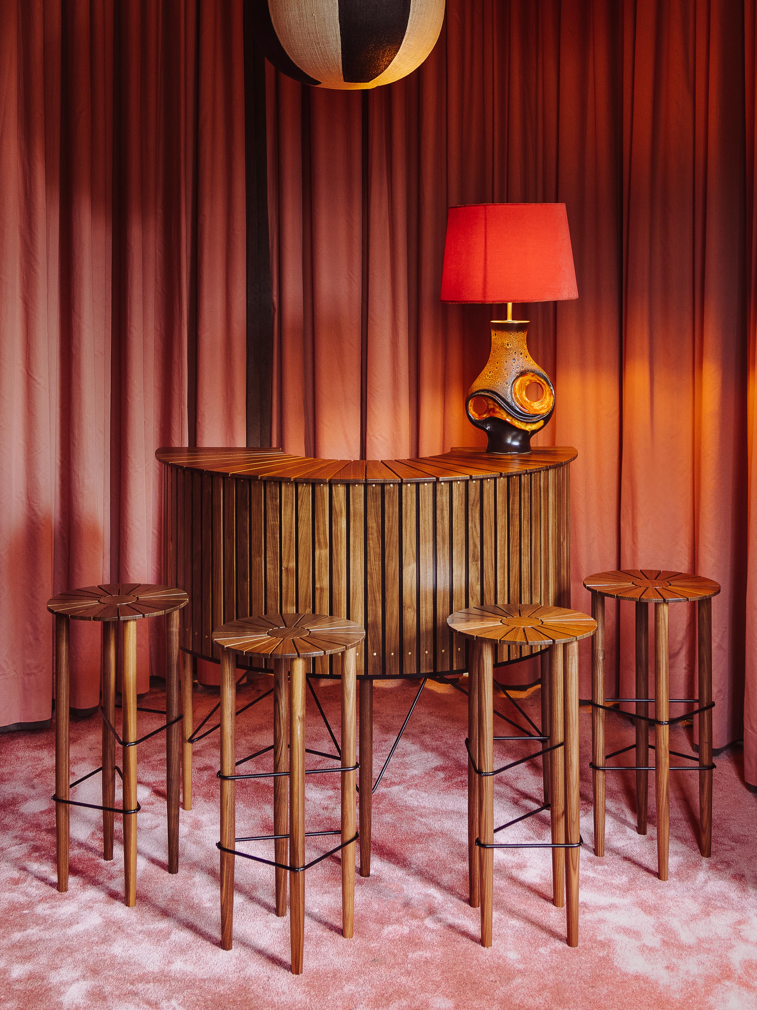 Die Bar Fourage von FABIAN FREYTAG STUDIO ist von einer Hausbar aus den 1960er Jahren inspiriert und wurde für die Mailänder Designwoche 2023 entworfen. Es wurde hier zum ersten Mal auf der ALCOVA-Ausstellung präsentiert. Das halbrunde Möbelstück