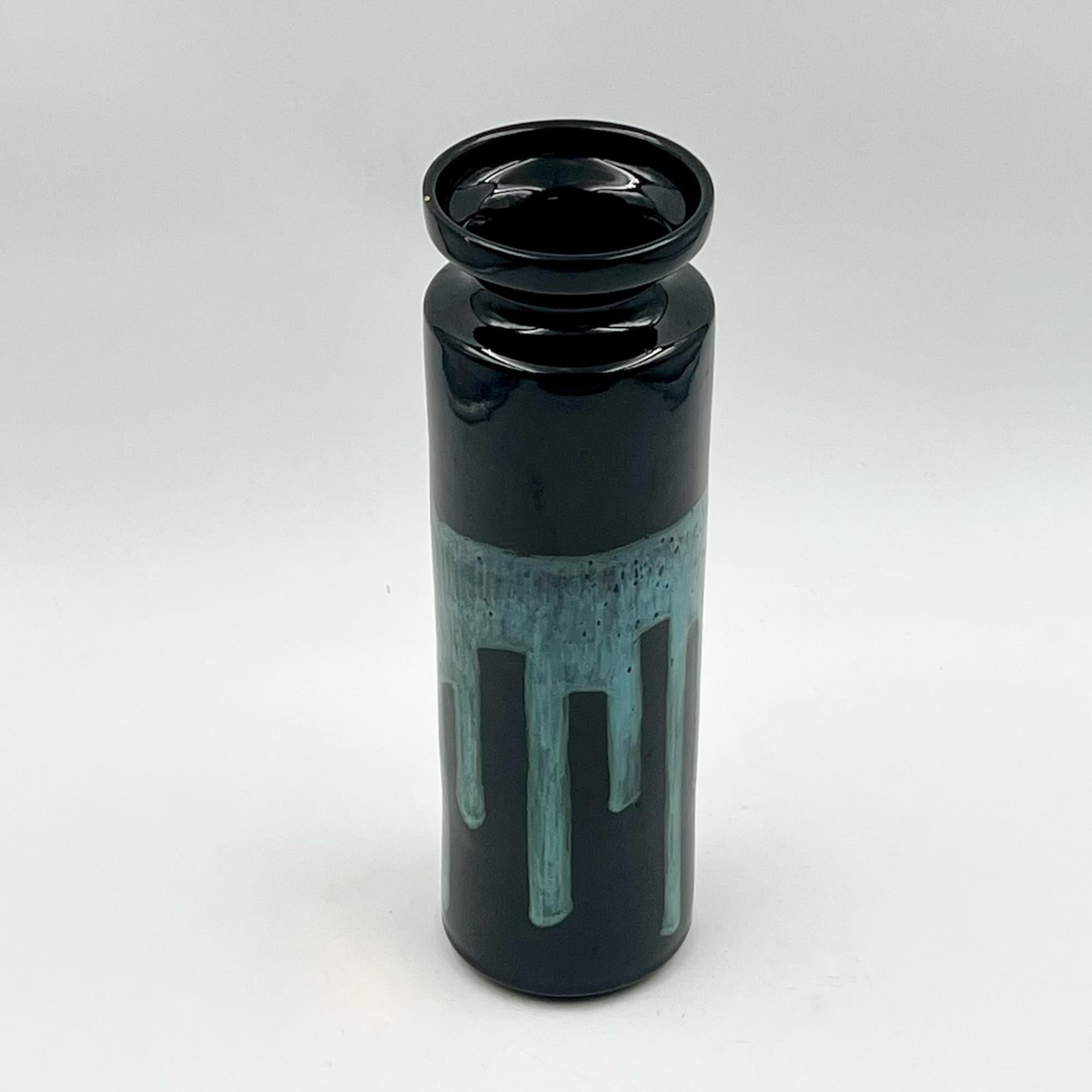 Esplora la bellezza discreta e senza tempo di questo vaso in ceramica degli anni '60 dello stimato ceramista italiano Caruso. Realizzato da Politi a Recanati, in Italia, questo pezzo vintage cattura l'essenza del design moderno di metà secolo con la