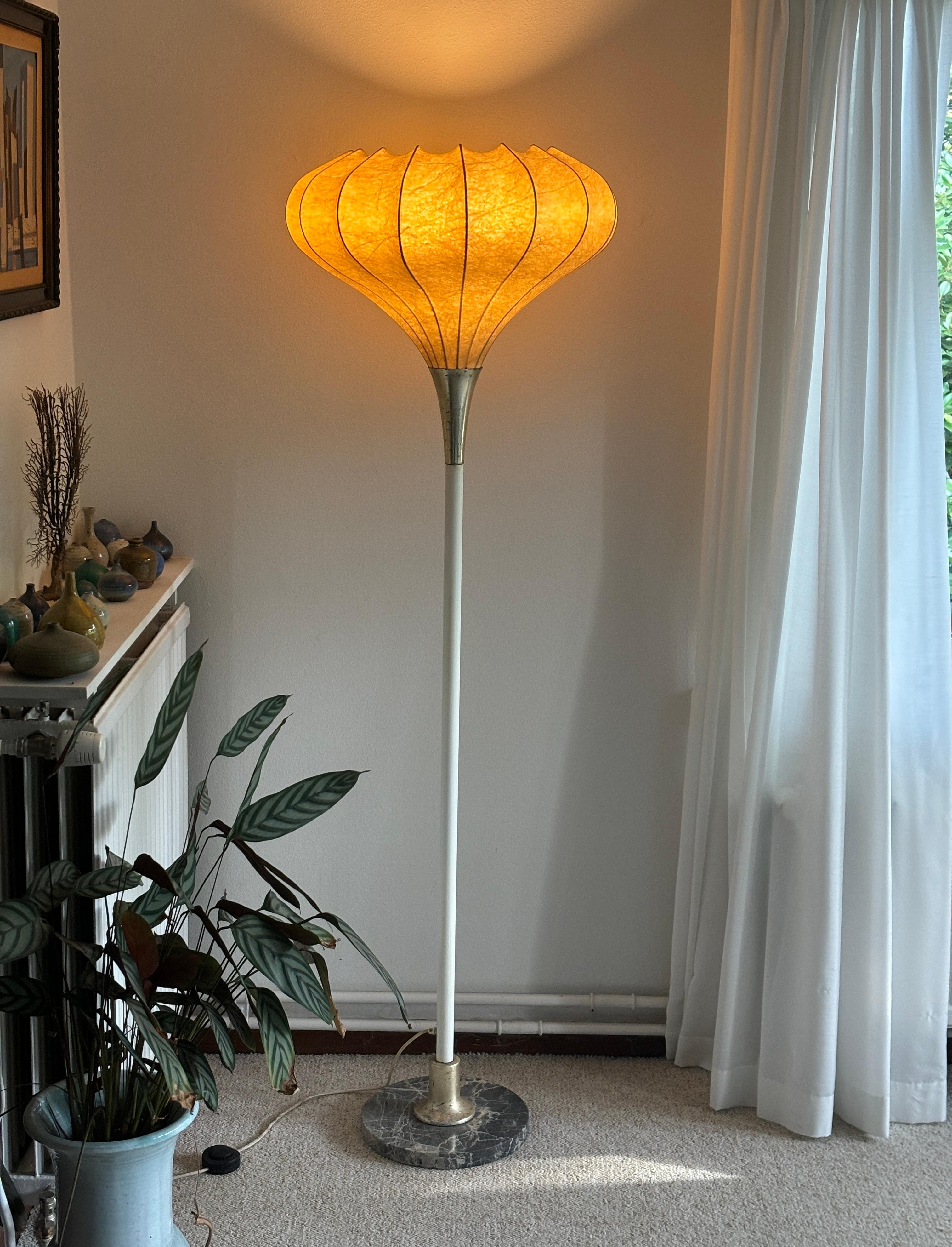 Ce superbe lampadaire, souvent appelé lampe 