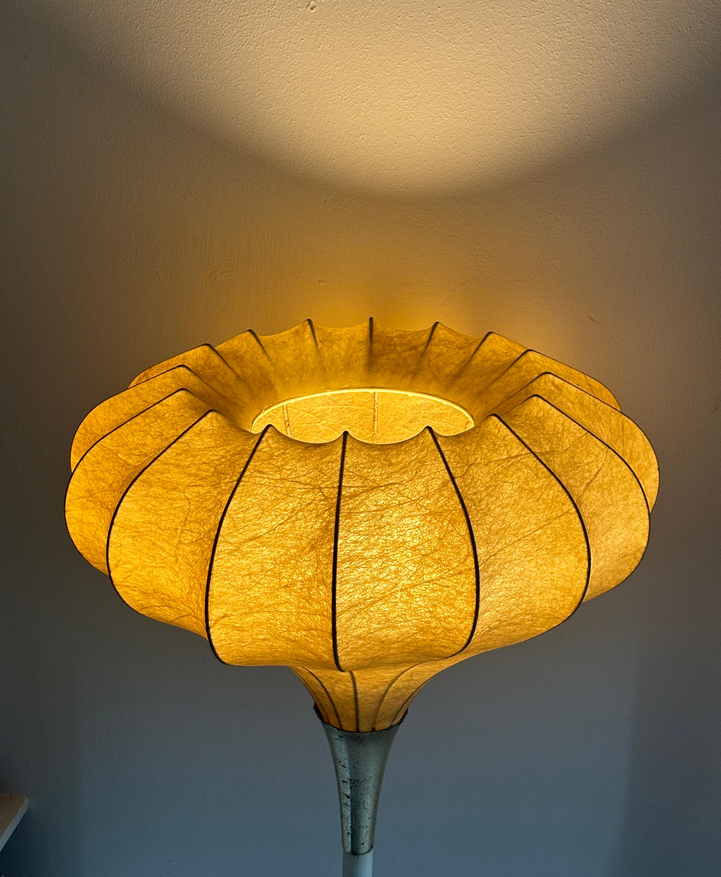 Lampadaire cocon italien des années 60 dans le style de Castiglioni Bon état - En vente à Antwerp, Antwerp