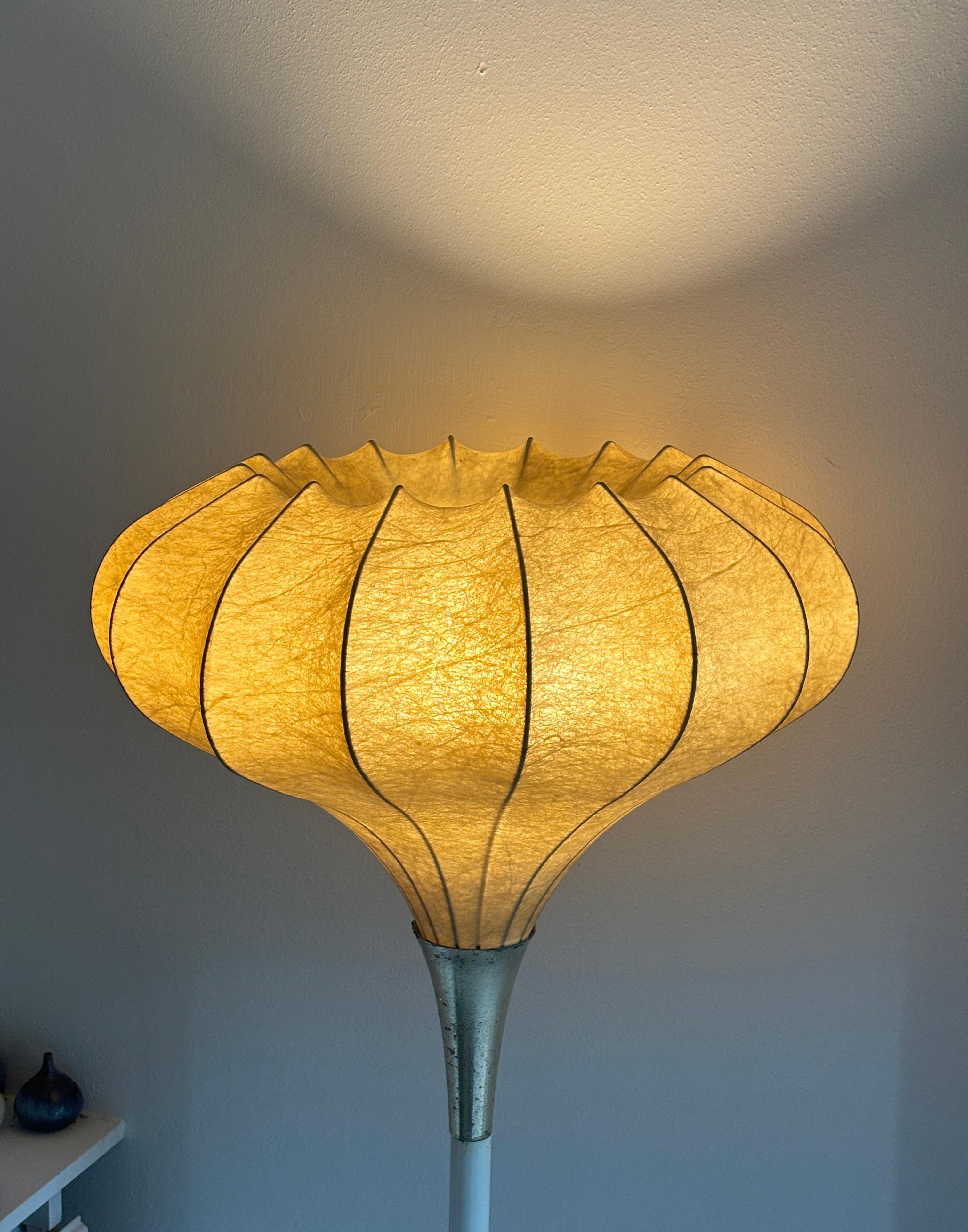 Milieu du XXe siècle Lampadaire cocon italien des années 60 dans le style de Castiglioni en vente