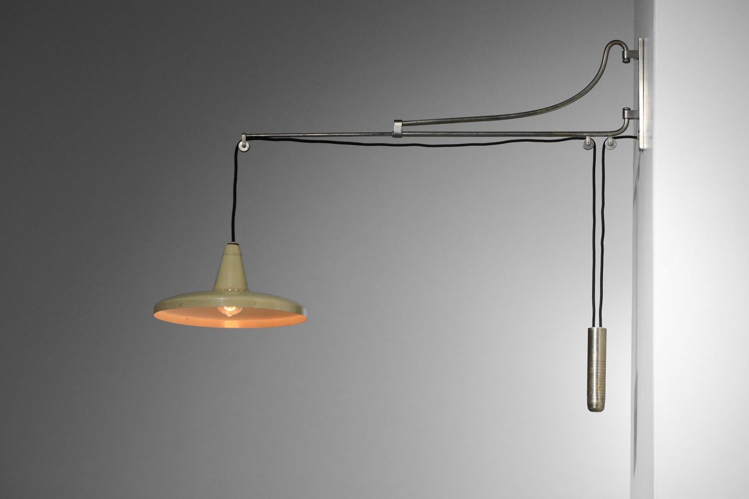 Große italienische Wandleuchte aus den 60er Jahren. Teleskoparmstruktur und Gegengewicht aus vernickeltem, massivem Messing, gelb lackierter Metallschirm (Originallackierer). Die Leuchte kann von links nach rechts gedreht werden und der Schirm kann