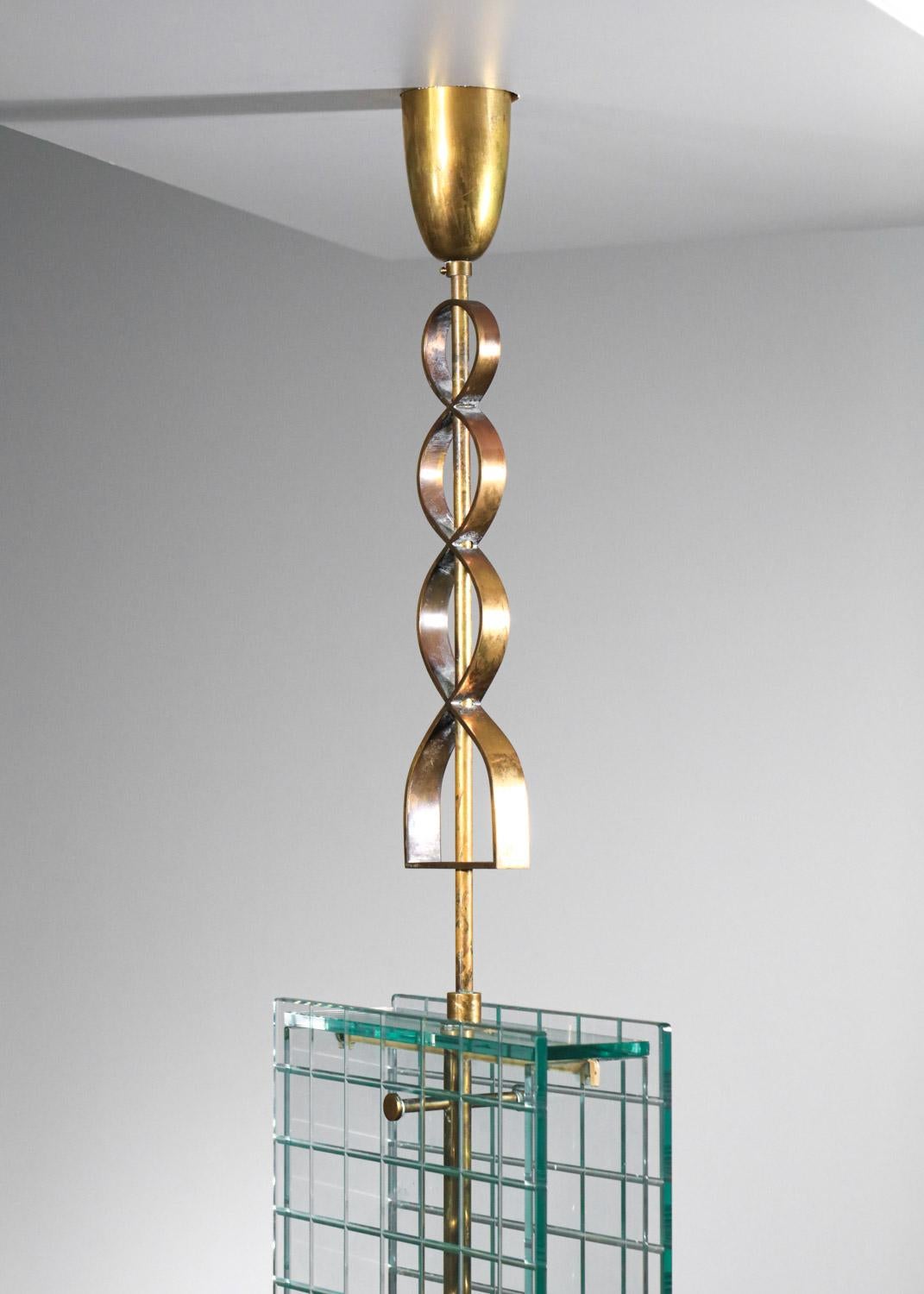Italienische Hängelampe in Laternenform aus den 1960er Jahren, die Fontana Arte zugeschrieben wird. Struktur aus lackiertem, massivem Messing und Lampenschirm aus quadratischen, transparenten Glasplatten. Originelles, sehr dekoratives Design. Sehr