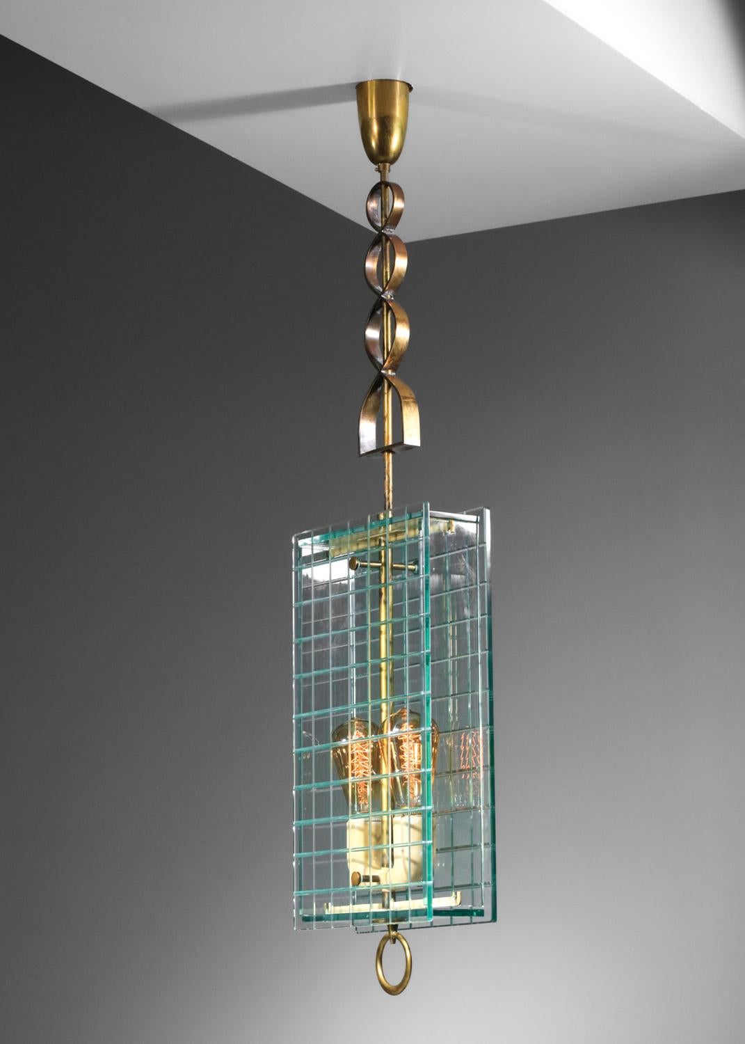 Italienischer Kronleuchter aus Glas und Messing aus den 60er Jahren, Fontana Arte zugeschrieben (Mitte des 20. Jahrhunderts) im Angebot