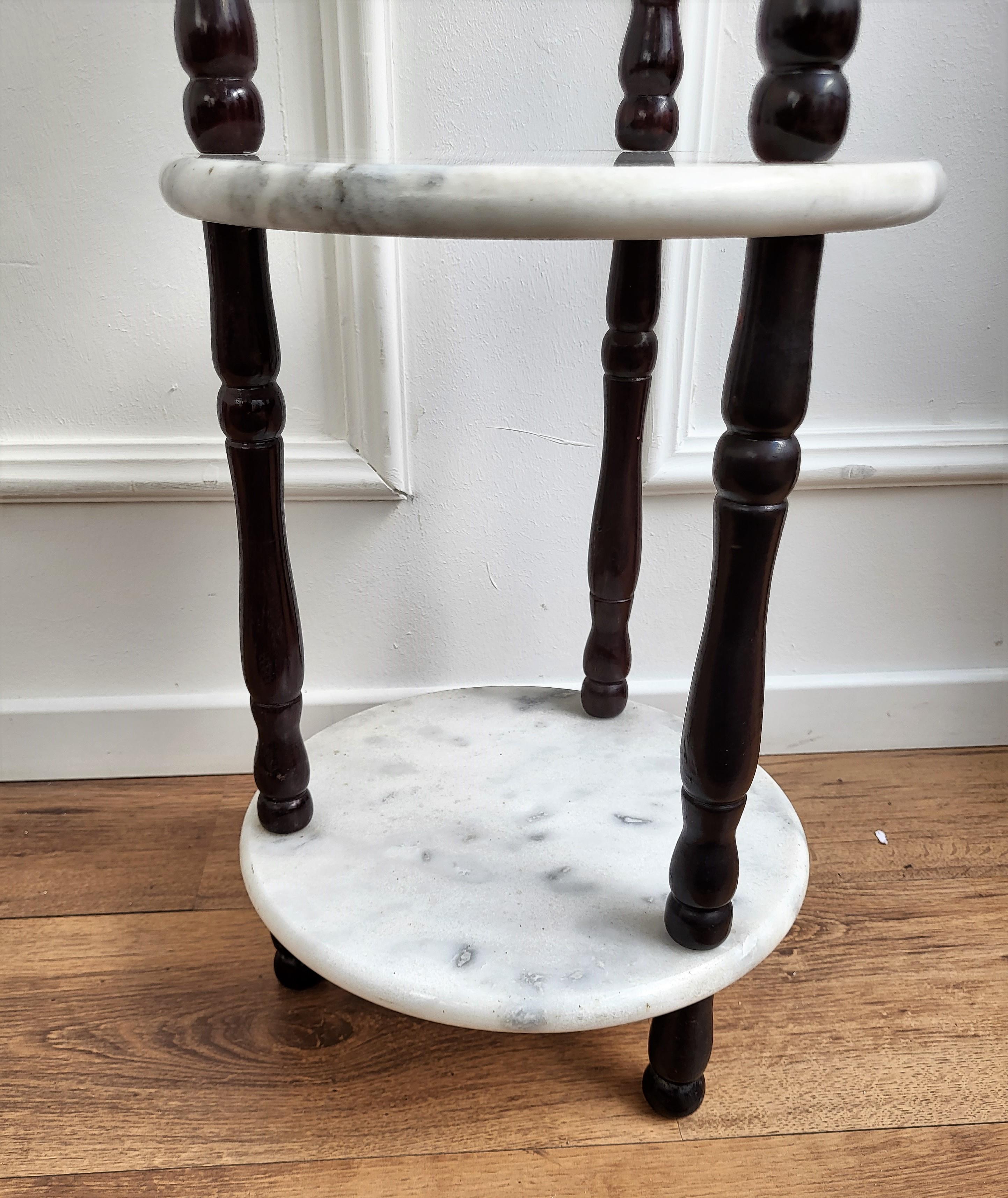 60s Italian Three Tiered White Carrara Marble and Wood Small Etagere Side Table In Good Condition For Sale In Carimate, Como