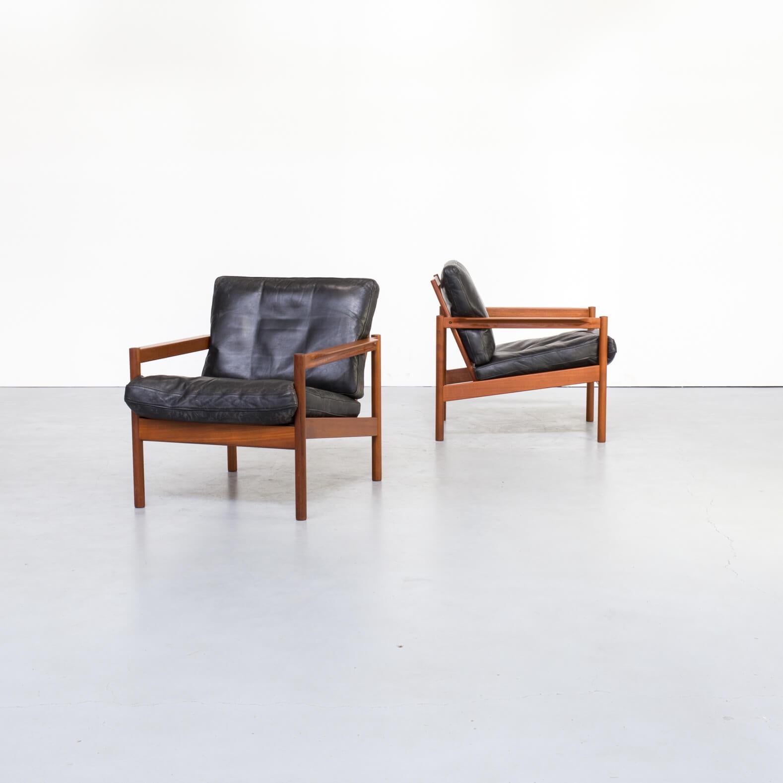One set of two beautiful KK161 lounge fauteuils for Magnus Olesen designed by Kai Kristiansen in the 1960s. Black leather, on teak wooden frame.