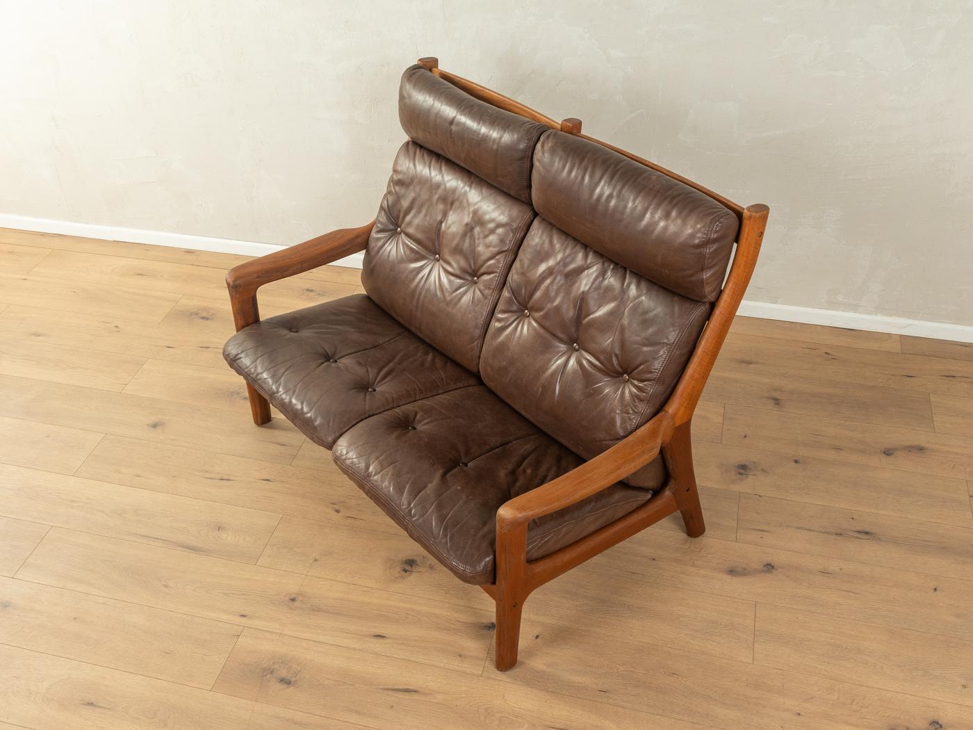 Rare canapé 2 places des années 1960 de Georg Thams pour A/S Vejen Polstermøbelfabrik. Cadre en teck massif de haute qualité avec les couvertures en cuir marron d'origine.

Caractéristiques de qualité :
Un design abouti : des proportions parfaites
