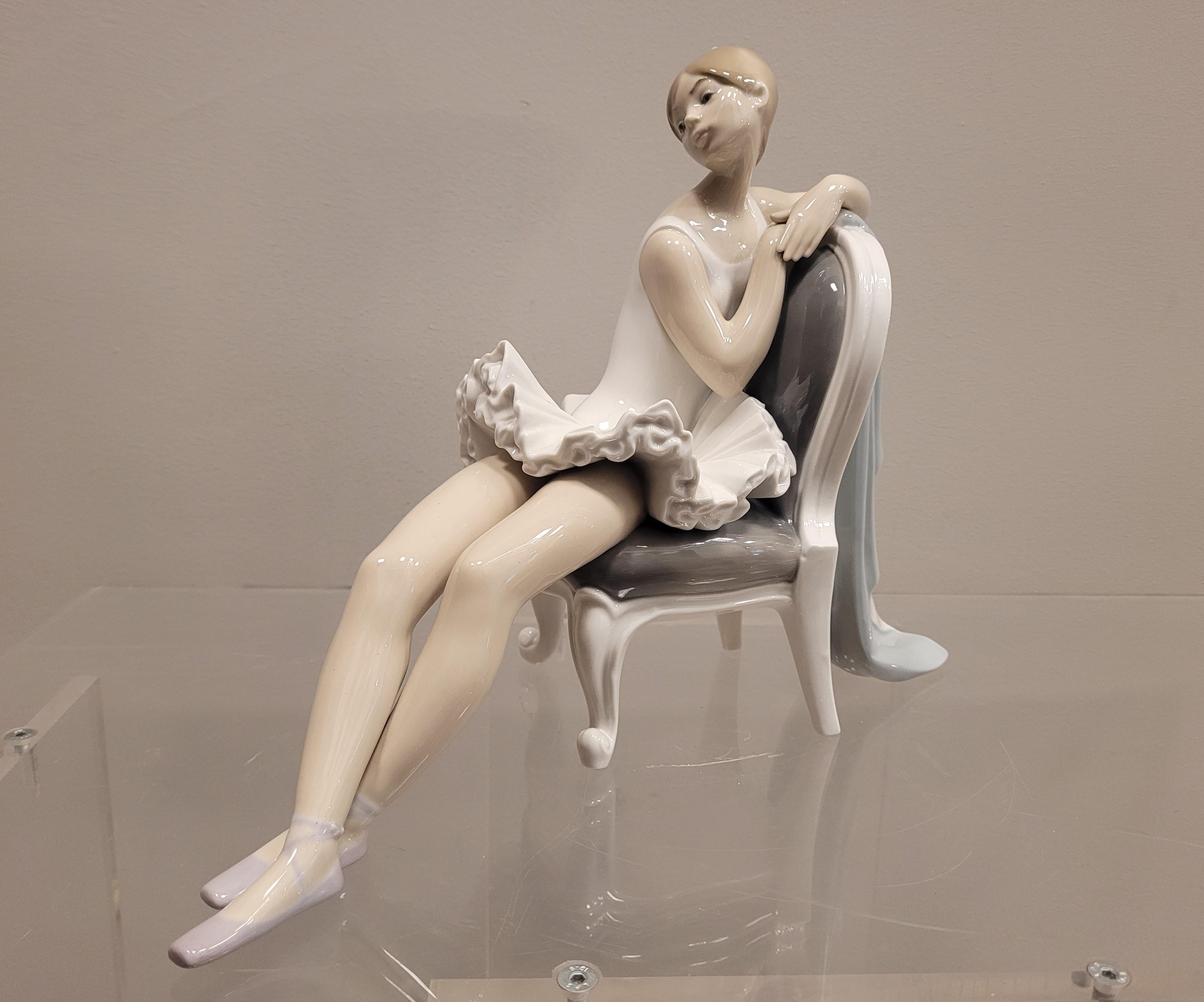 Extraordinary porcelain from the prestigious Spanish manufacture LLADRÓ represents an exquisite dancer sitting on a chair, delicate and soft movements envelop the figure, supported by the soft white and light blue tones, so characteristic of the