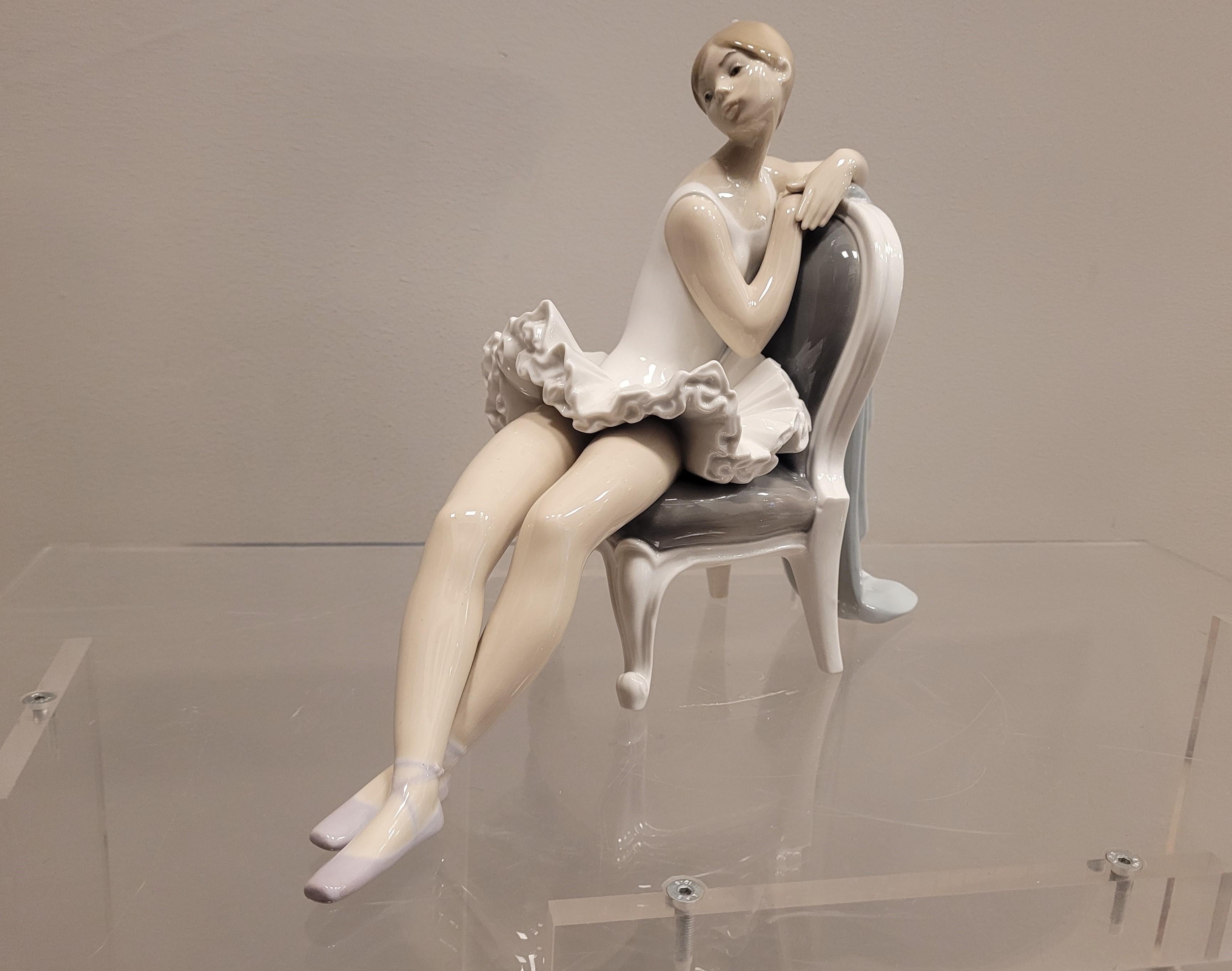 60s LLadró porcelain blue white, Dancer sitting on a chair In Good Condition In VALLADOLID, ES