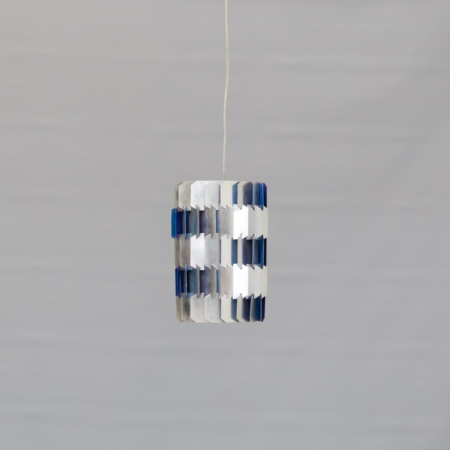 Louis Weisdorf created the ‘facet’ hanging lamp in 1963. The production by Lyfa started in 1966. A facet lamp has about 90 parts and consists 18 shades. All parts have identical shape. In 1970s Lyfa started with the Facet pop lamp. The parts in this