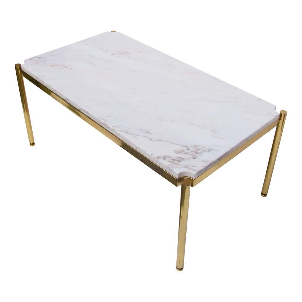 Très élégante table d'appoint, plateau en marbre blanc de Carrare sur une solide structure rectangulaire en laiton poli, conçue par Osvaldo Borsani pour Tecno Italie, années 1960.