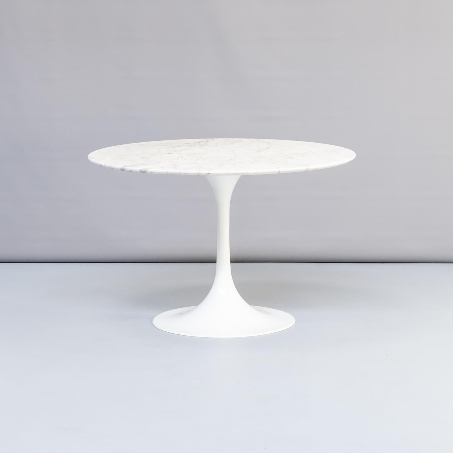 In the late 1950s / early 1960s Knoll international came with the famous Tulip table on the market. Beautiful trumpet foot and a marble table top in bianca carrara. Around the same time Rudi Bonzanini developed his bianca carrara round dining tables