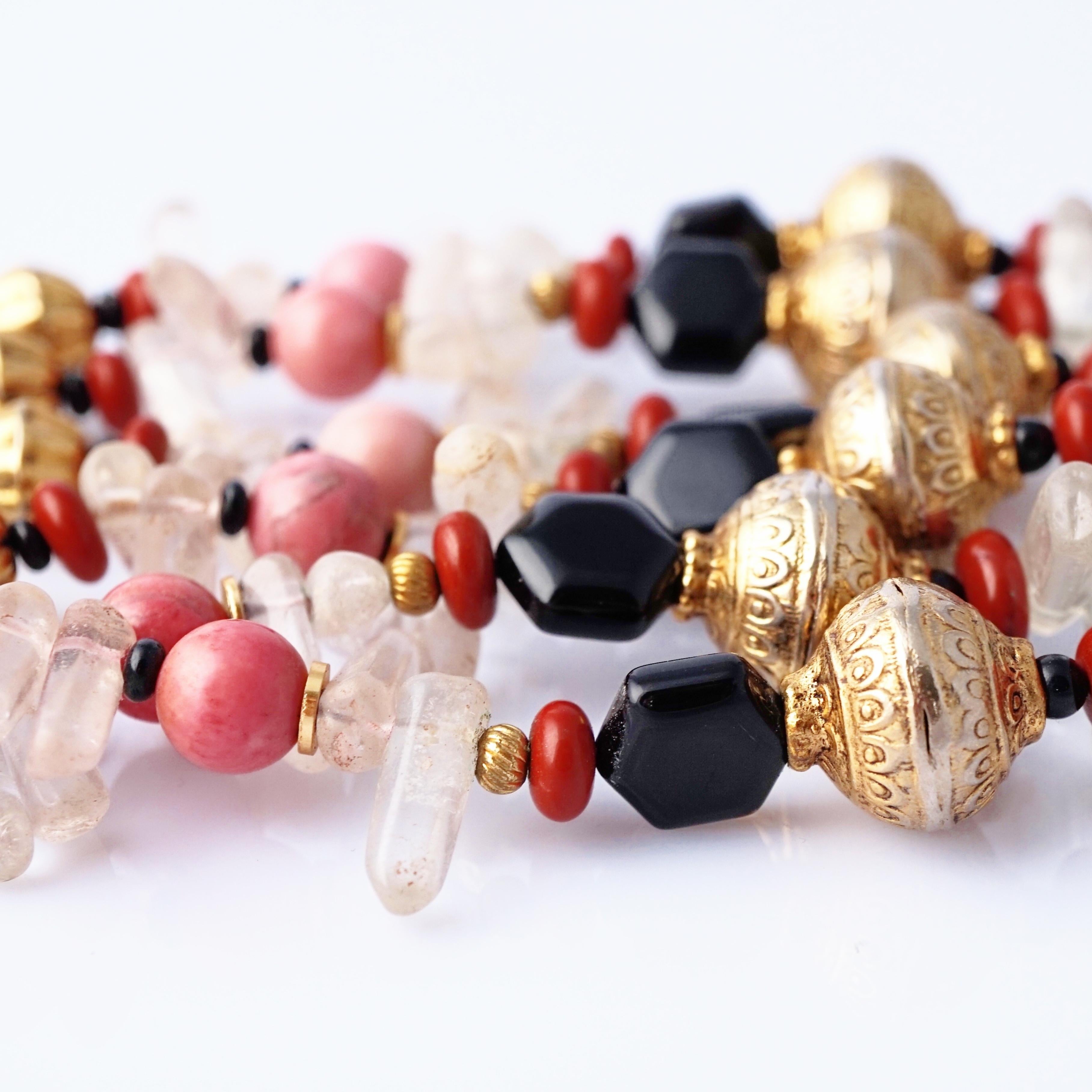 Collar de cuentas con piedras preciosas masivas de los años 60 con medallón de jinete de dragón chino en venta 1
