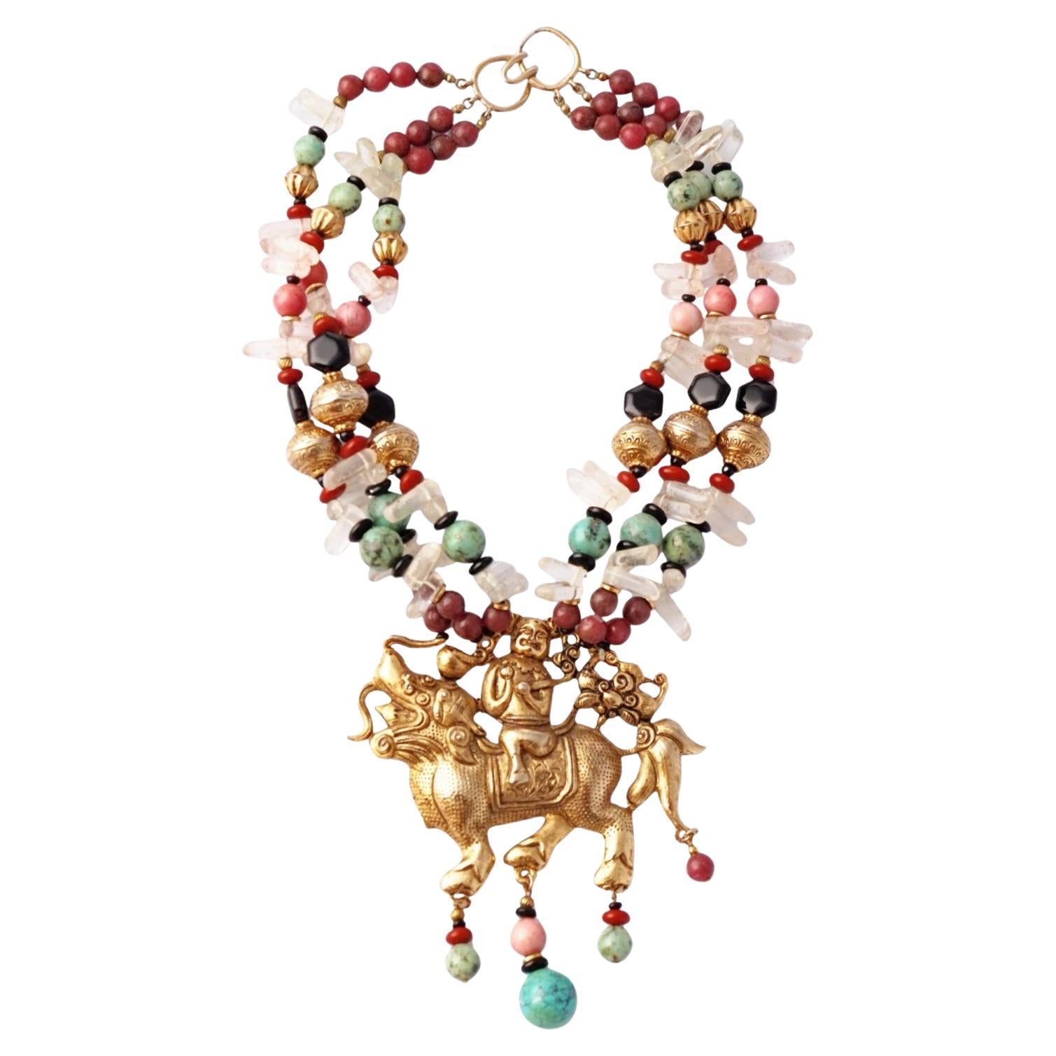 Collar de cuentas con piedras preciosas masivas de los años 60 con medallón de jinete de dragón chino en venta