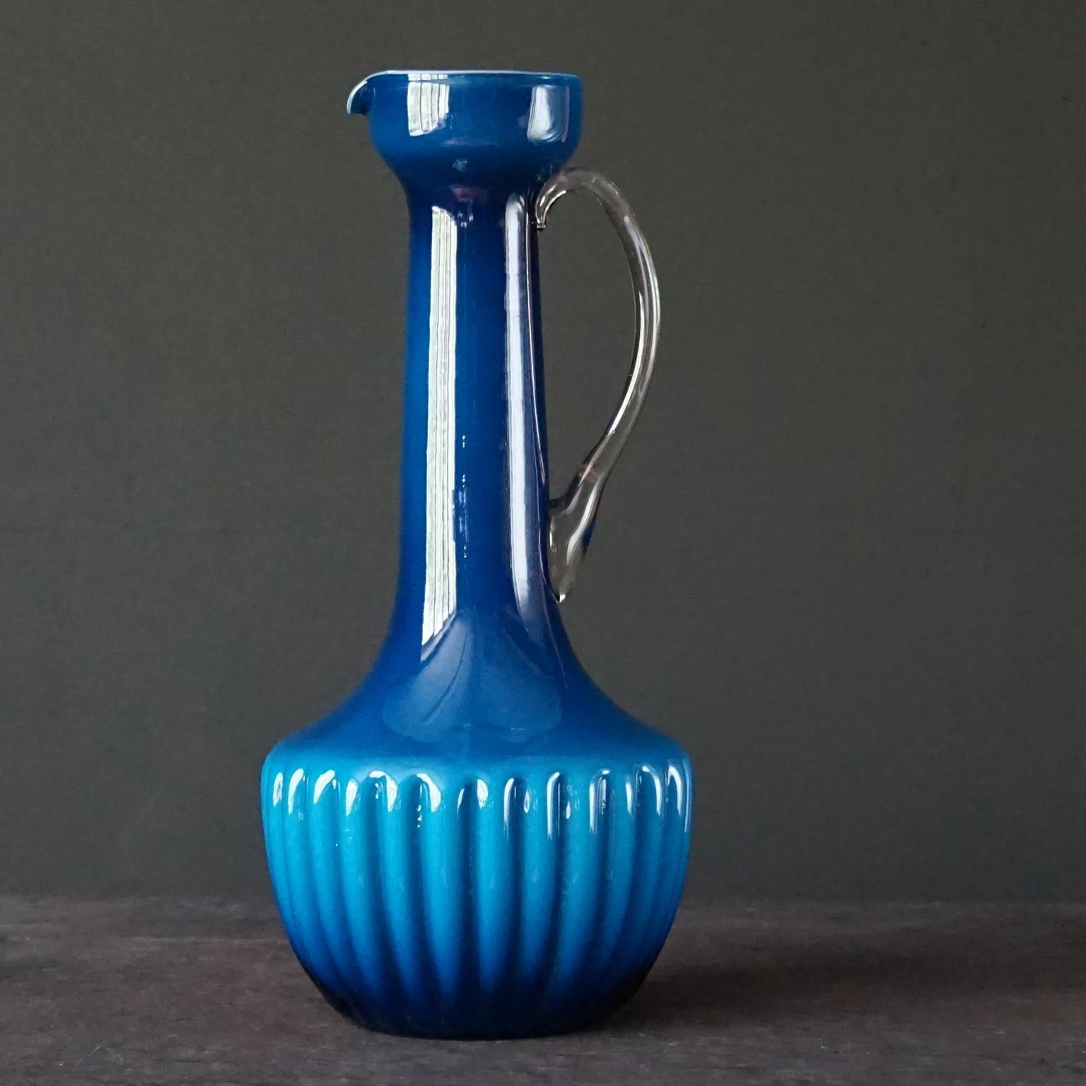 Brocca in vetro blu incamiciato di Empoli degli anni '60 MCM e barattoli da farmacia con coperchio a tenda in vendita 9