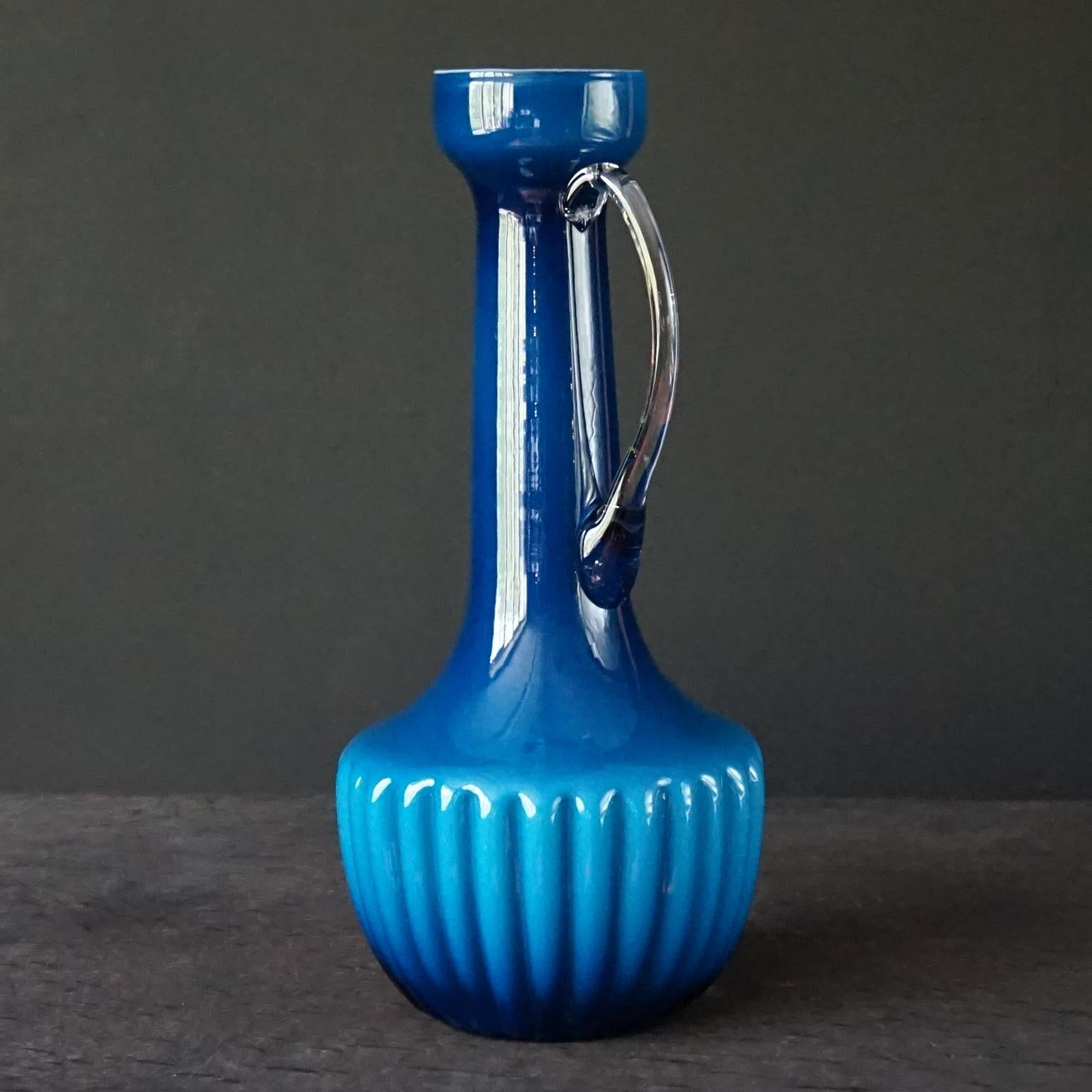 60s MCM Italian Blue Cased Empoli Glass Pitcher and Tent Lidded Apothecary Jars In Good Condition For Sale In Haarlem, NL