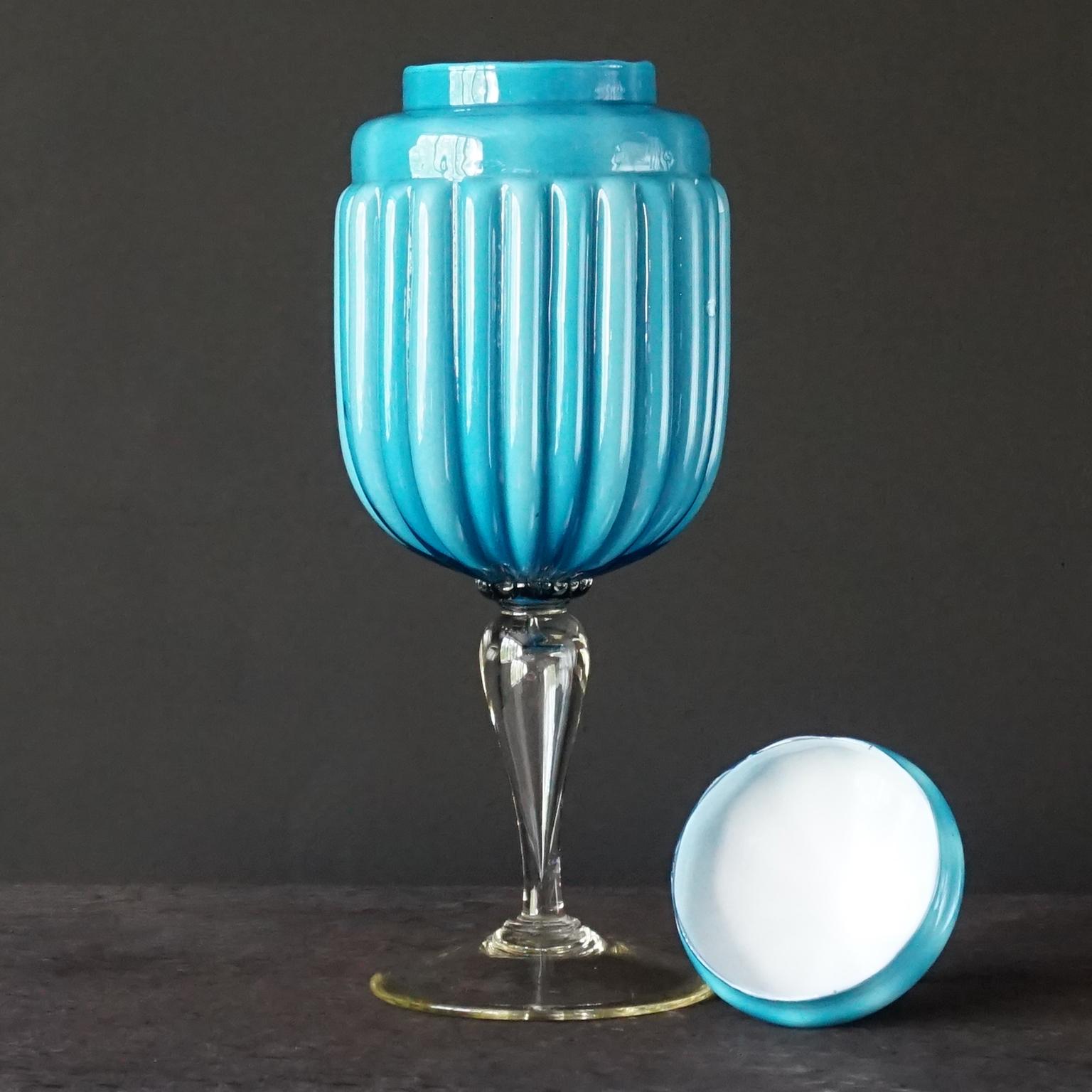 Metà XX secolo Brocca in vetro blu incamiciato di Empoli degli anni '60 MCM e barattoli da farmacia con coperchio a tenda in vendita
