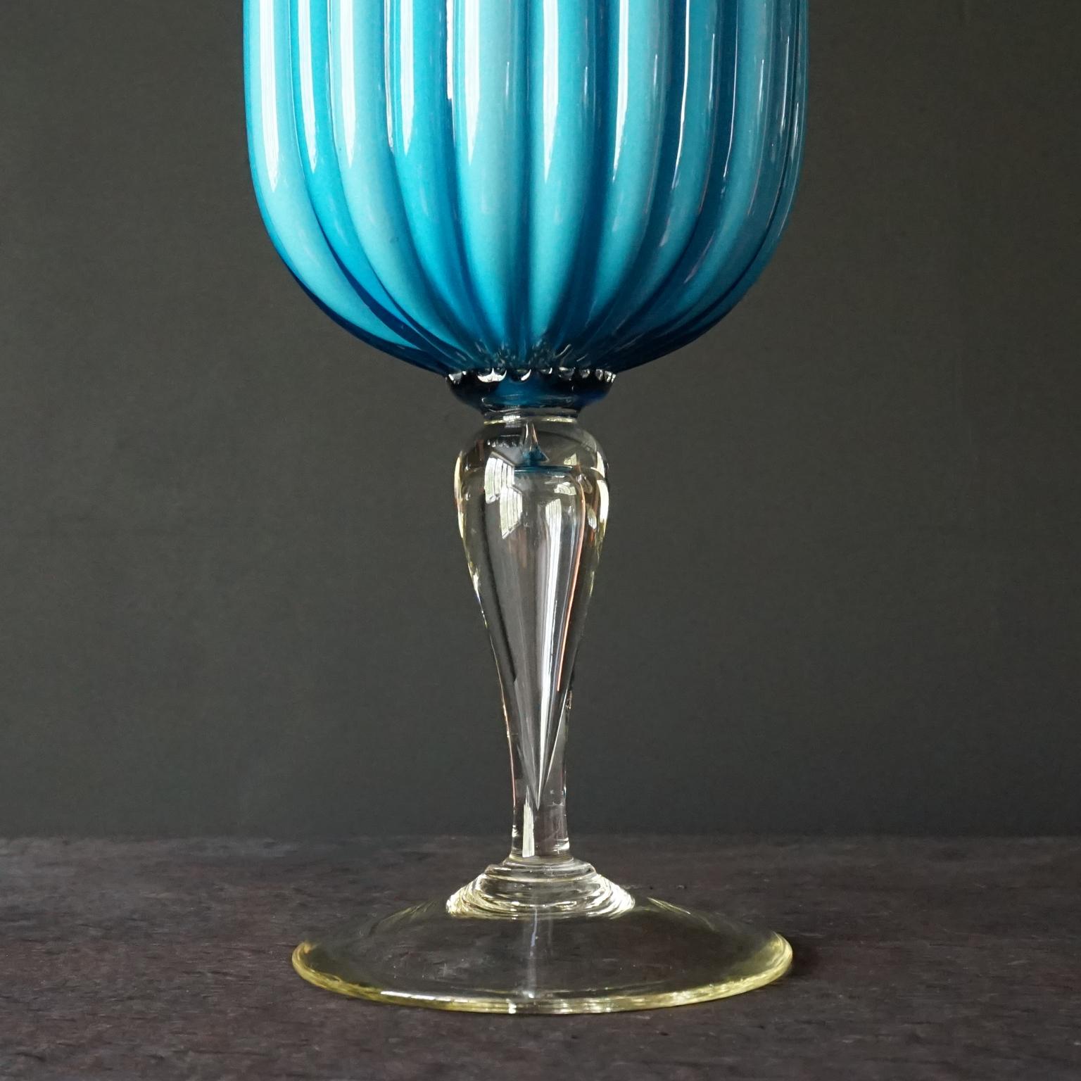Vetro artistico Brocca in vetro blu incamiciato di Empoli degli anni '60 MCM e barattoli da farmacia con coperchio a tenda in vendita