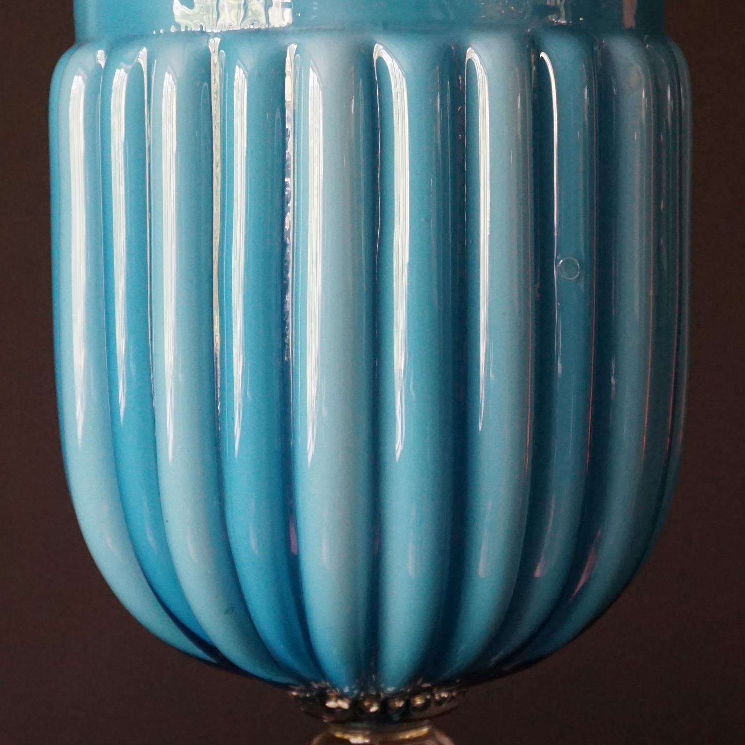 Brocca in vetro blu incamiciato di Empoli degli anni '60 MCM e barattoli da farmacia con coperchio a tenda in vendita 1